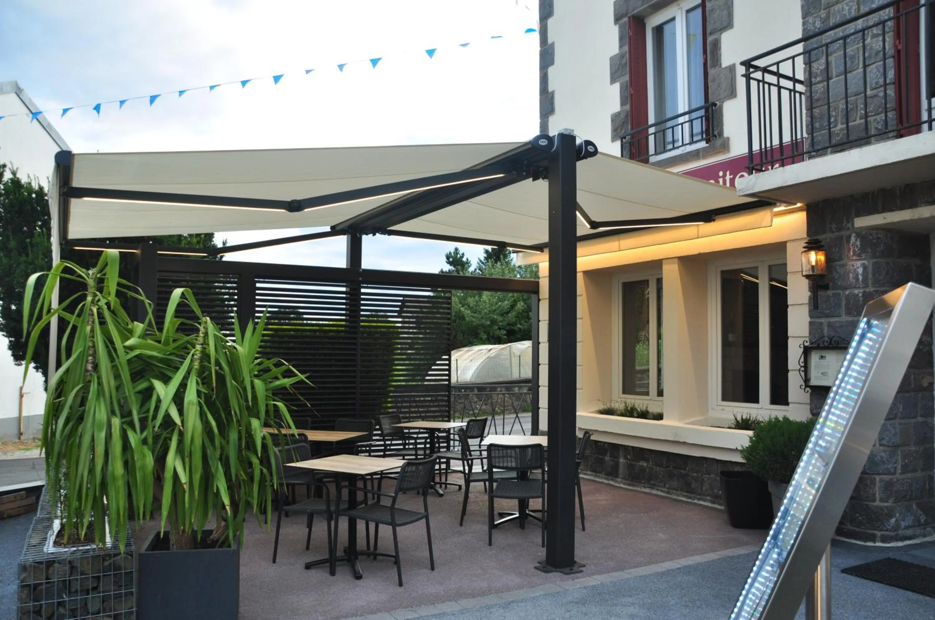 Balcony/Terrace in Hôtel des Voyageurs Restaurant Traiteur