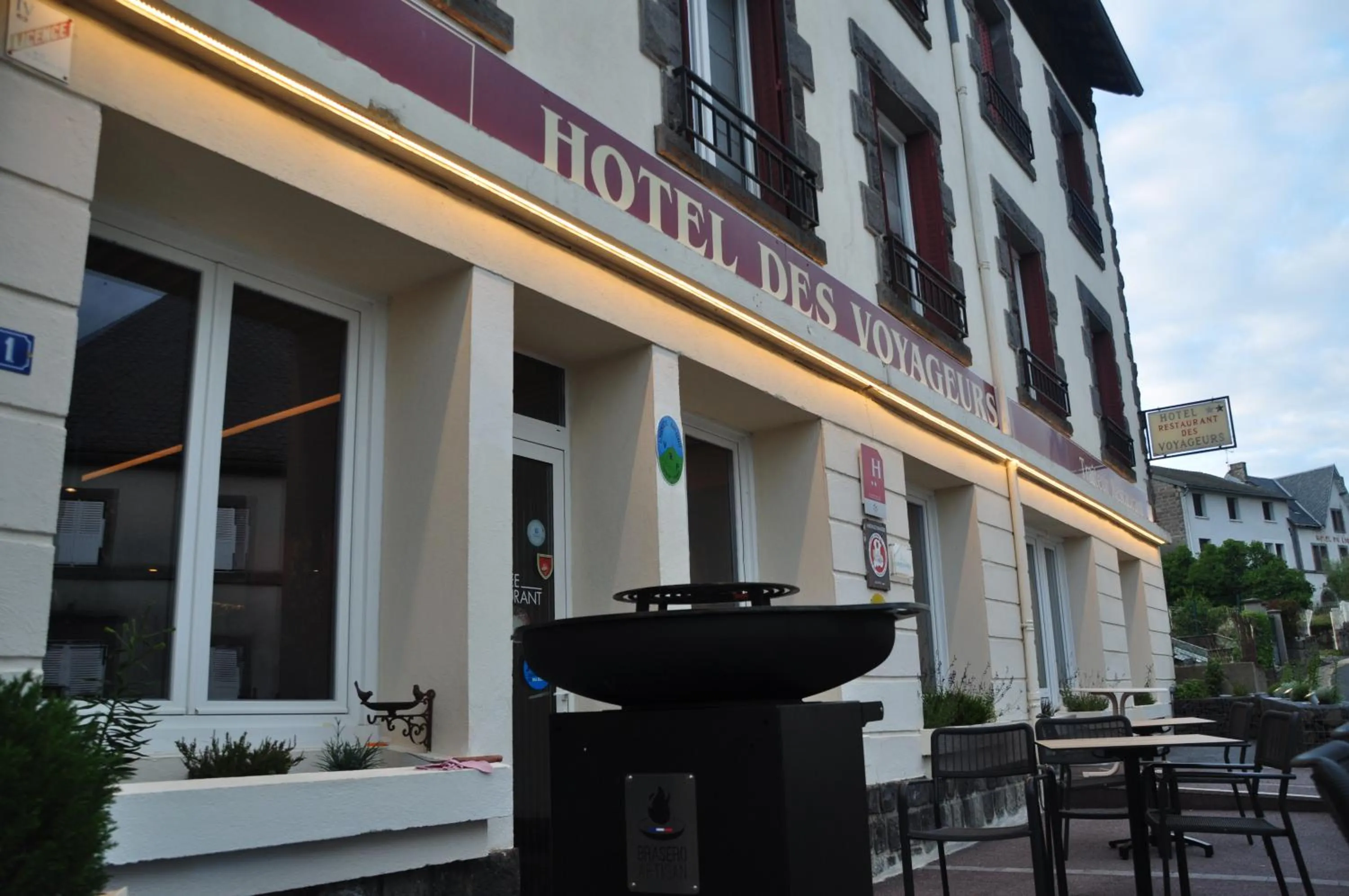 Restaurant/places to eat in Hôtel des Voyageurs Restaurant Traiteur