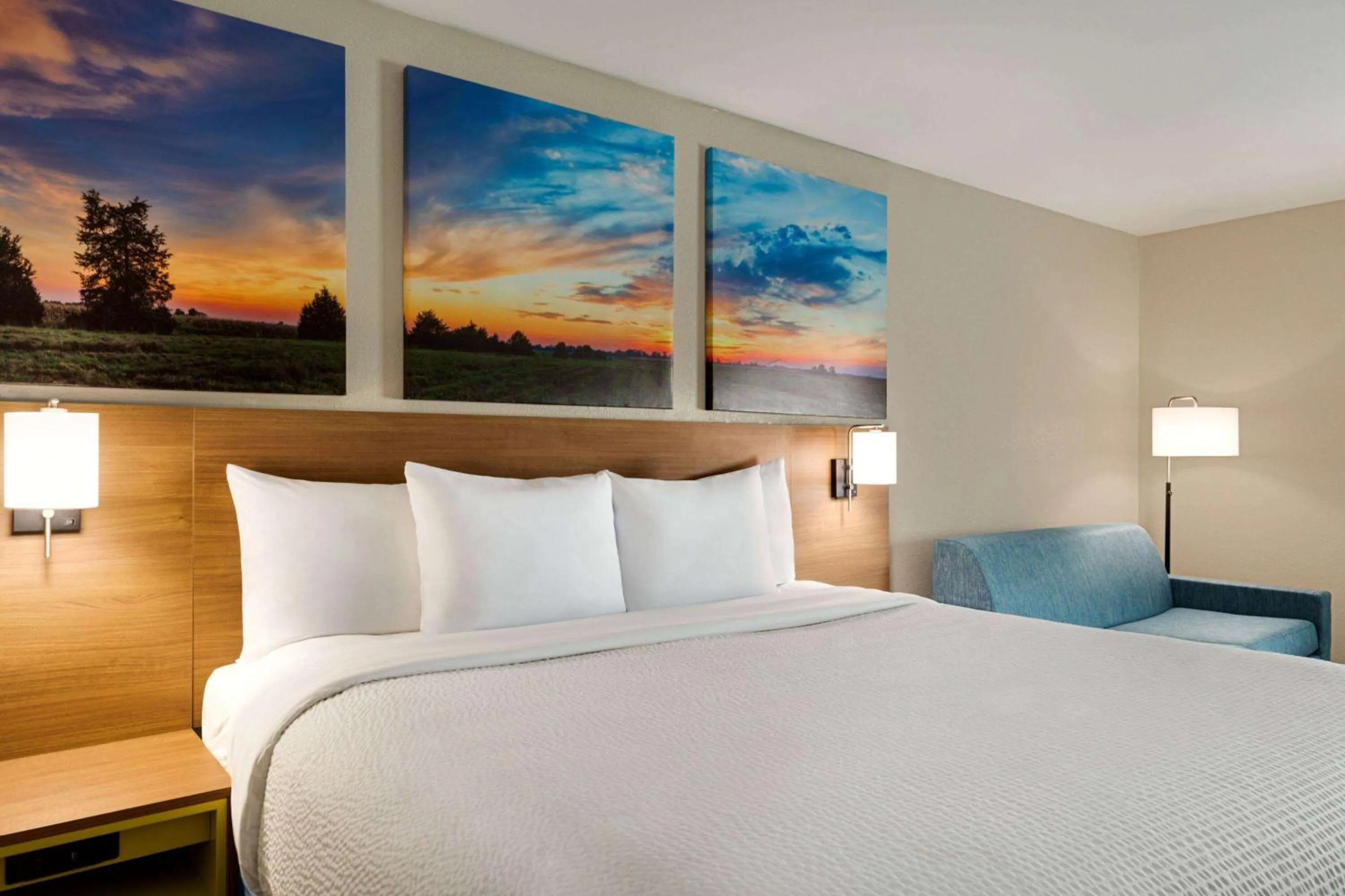 Photo of the whole room, Bed in Days Inn by Wyndham Hillsboro