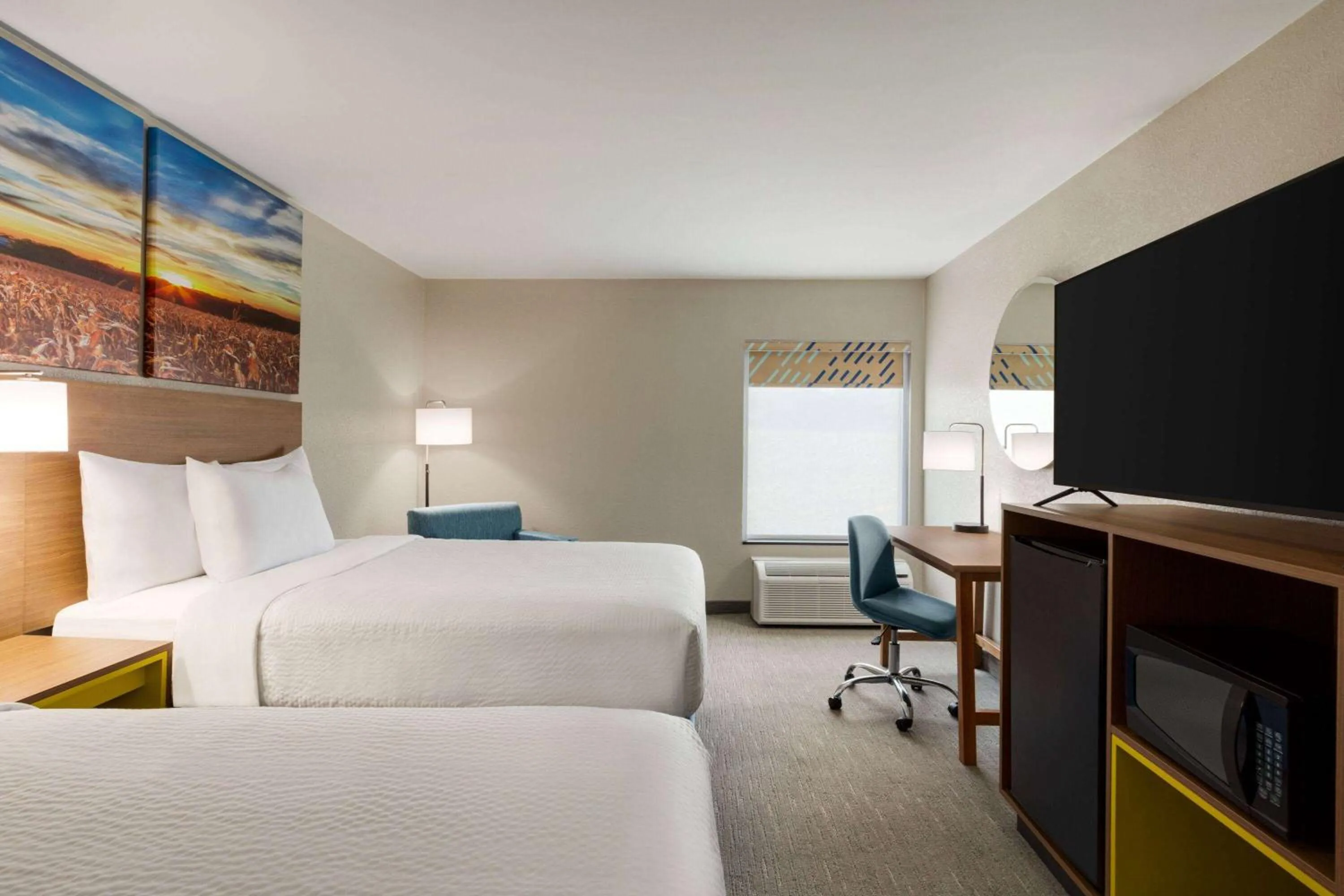 Photo of the whole room, Bed in Days Inn by Wyndham Hillsboro