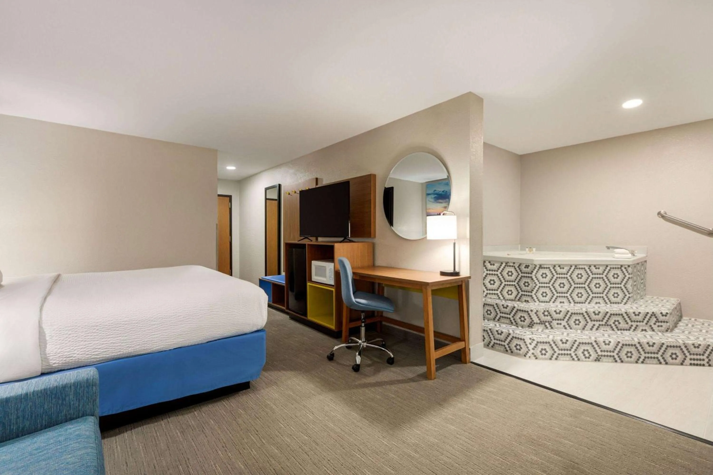 Photo of the whole room, Bed in Days Inn by Wyndham Hillsboro