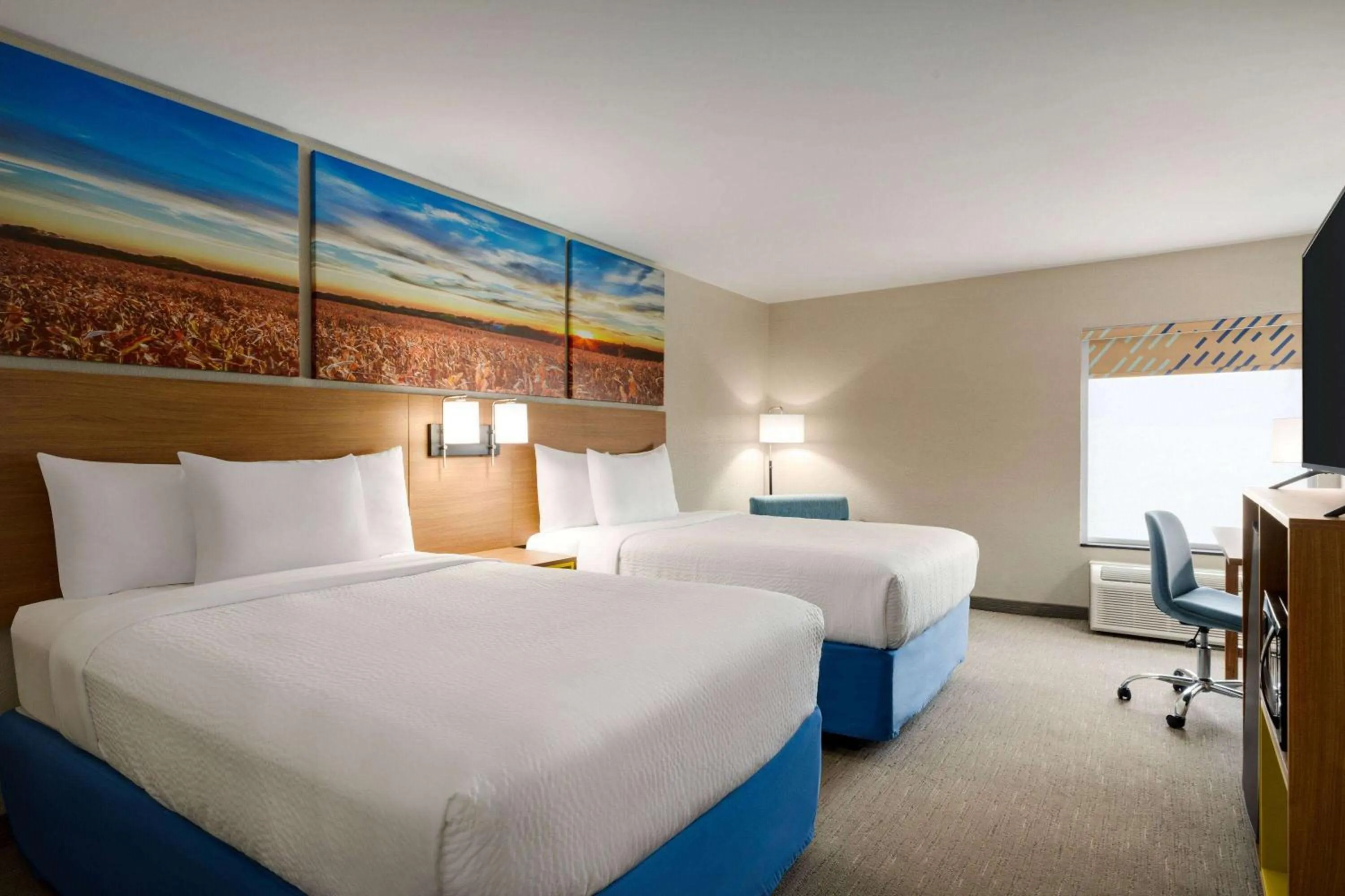 Photo of the whole room, Bed in Days Inn by Wyndham Hillsboro