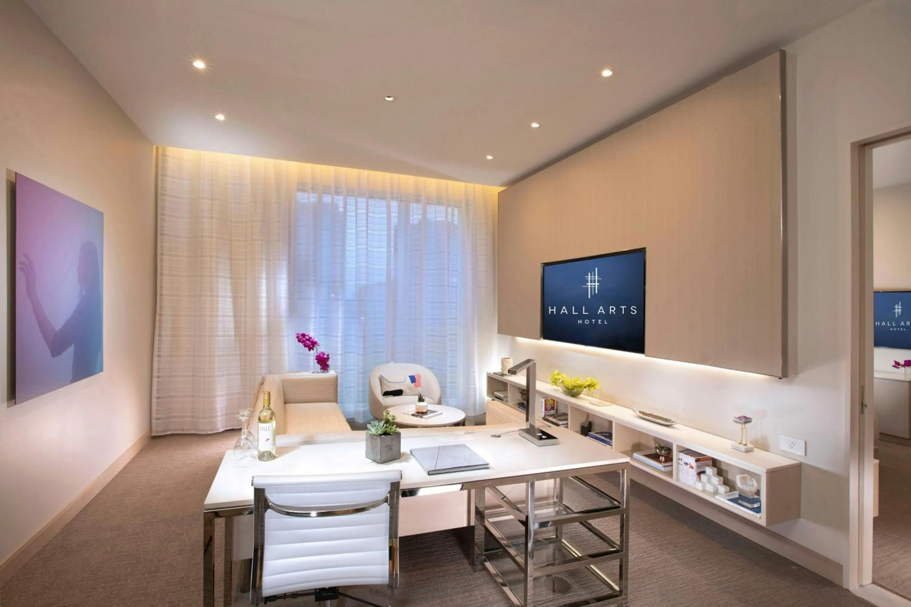 Living room, Bed in HALL Arts Hotel, Dallas, Autograph Collection