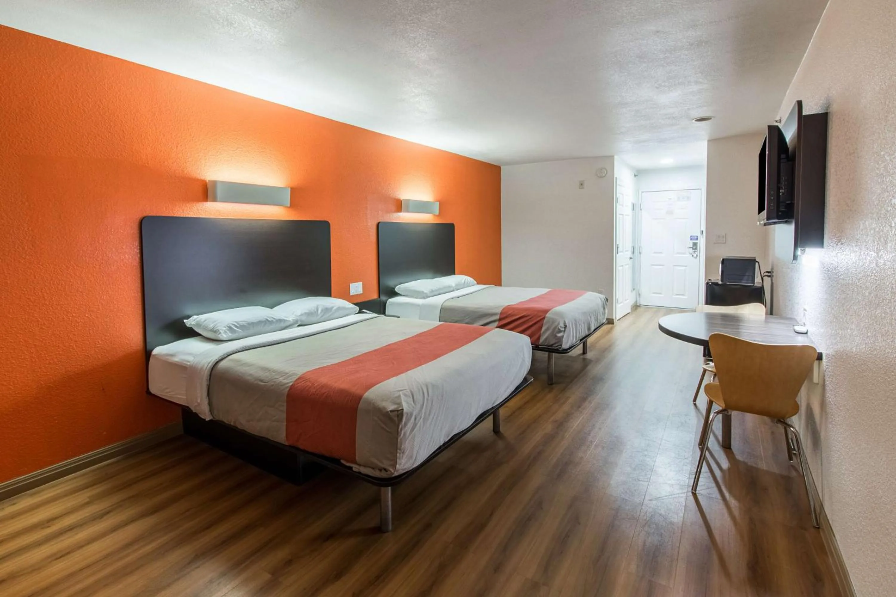 TV and multimedia, Bed in Motel 6-Hutchins, TX