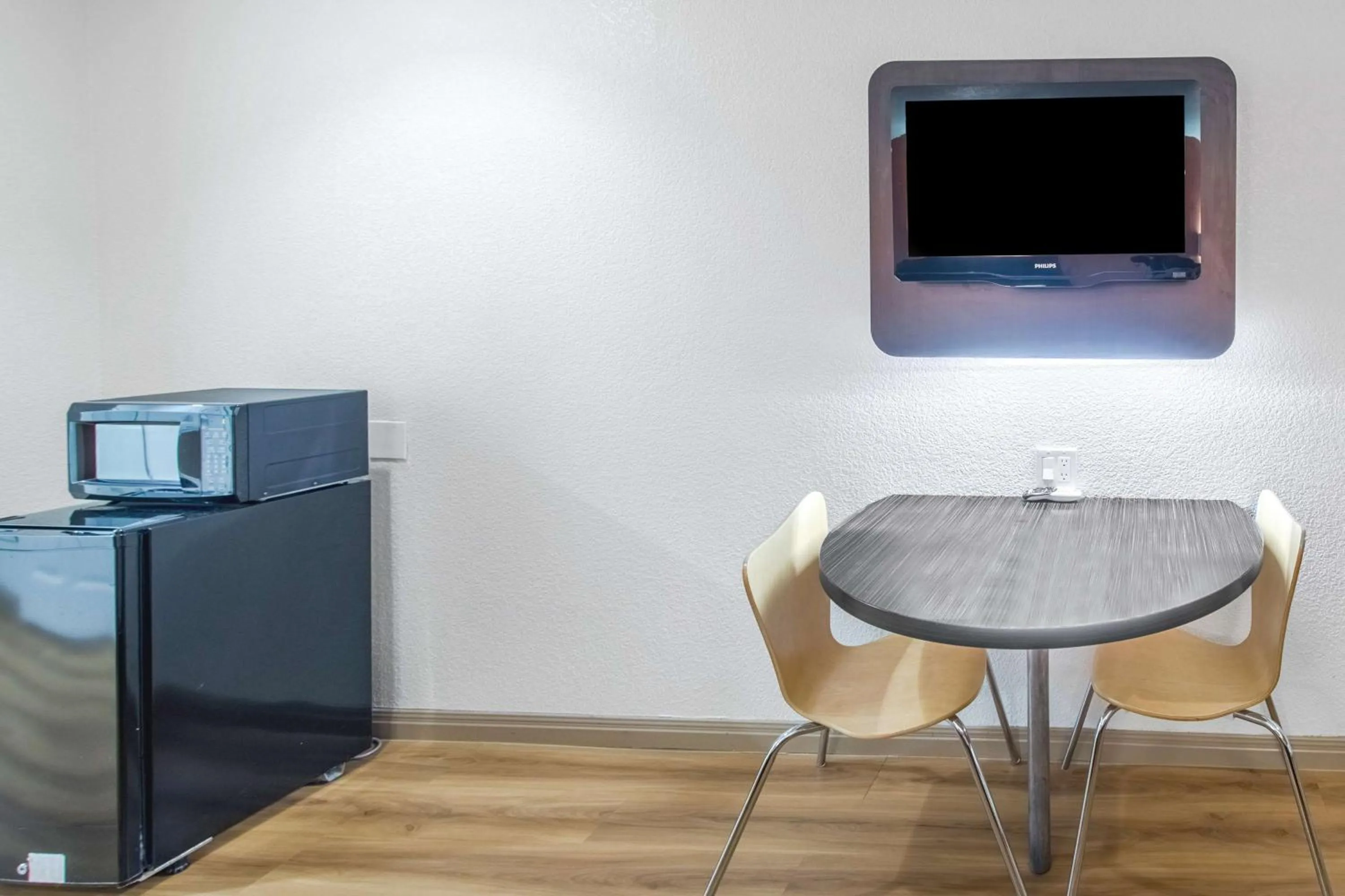 TV and multimedia in Motel 6-Hutchins, TX