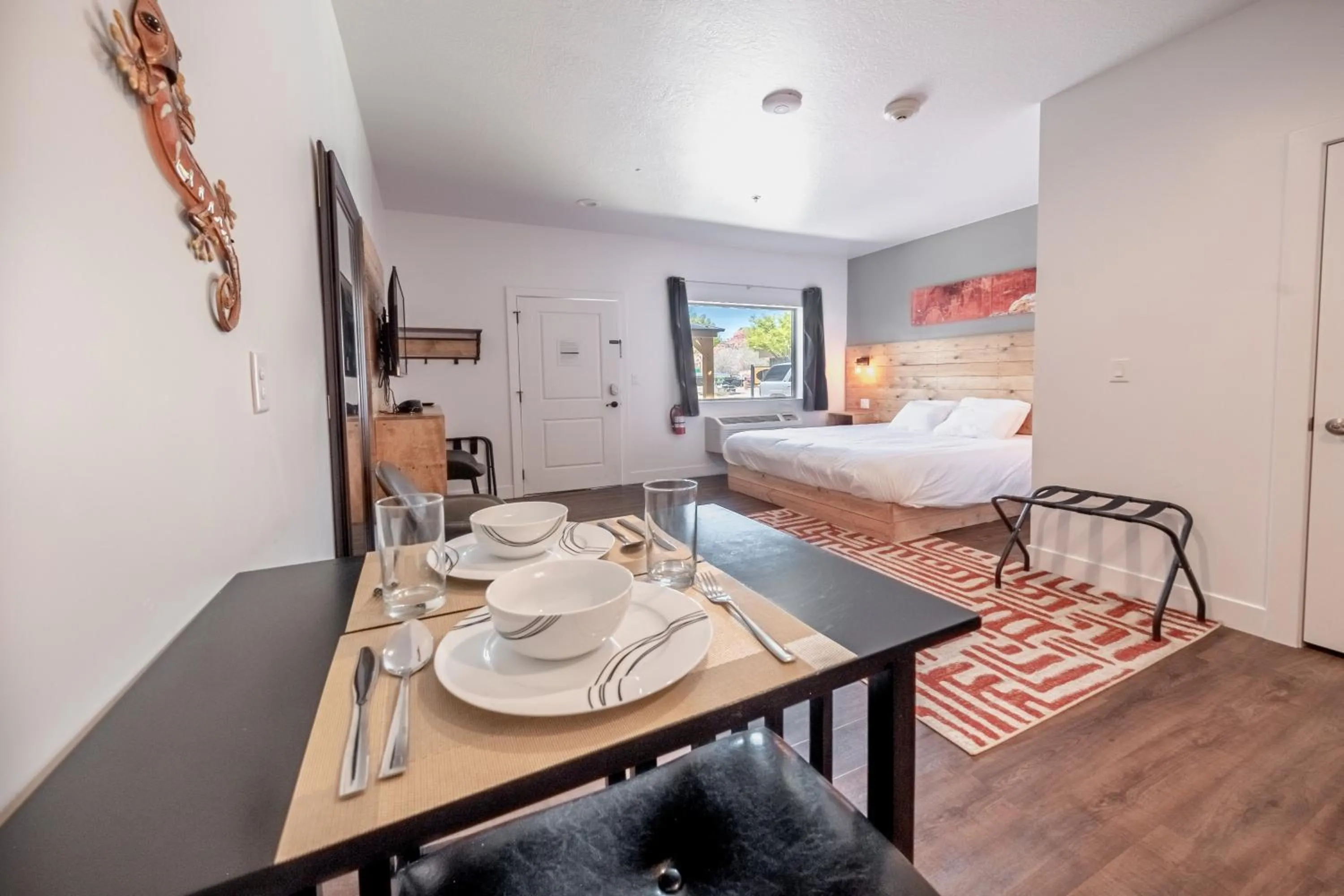 Dining area, Bed in Kanab Suites