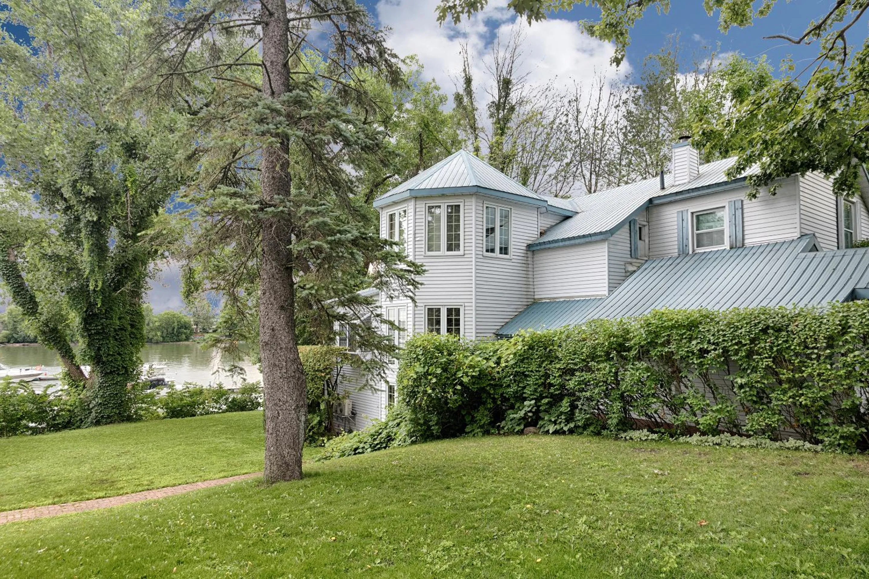 Facade/entrance in Auberge Handfield et Spa