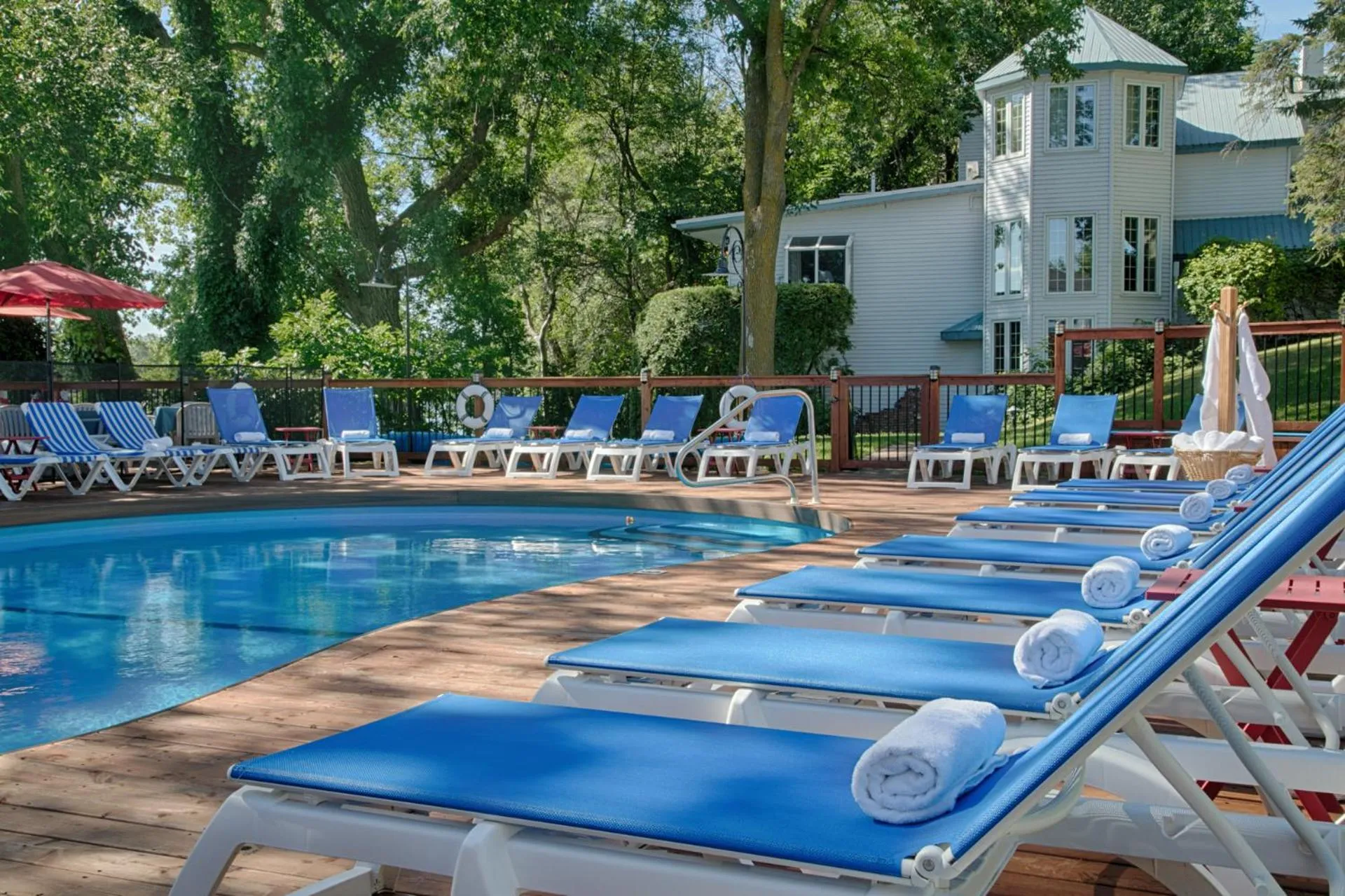 Swimming pool in Auberge Handfield et Spa