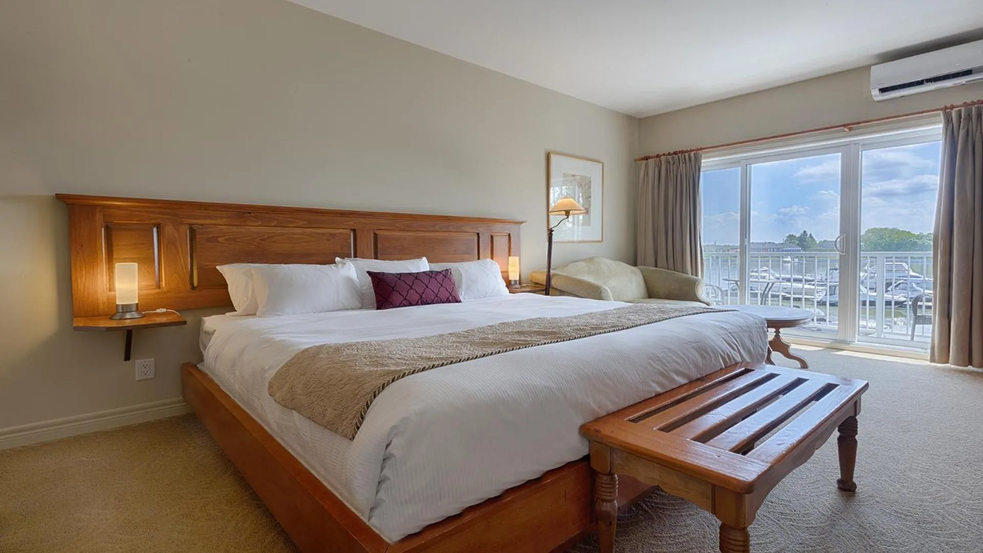 Photo of the whole room, Bed in Auberge Handfield et Spa