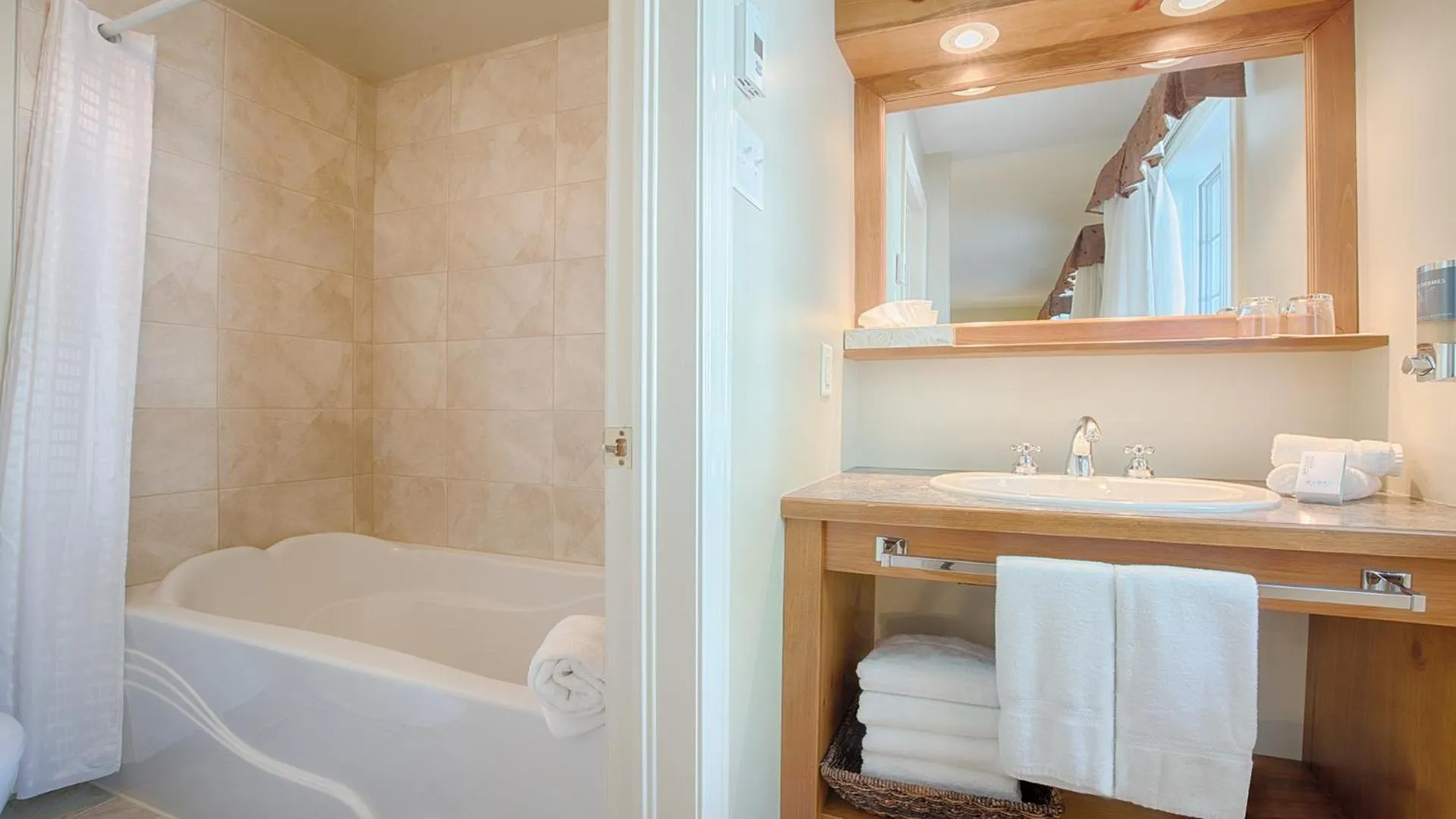 Bathroom in Auberge Handfield et Spa