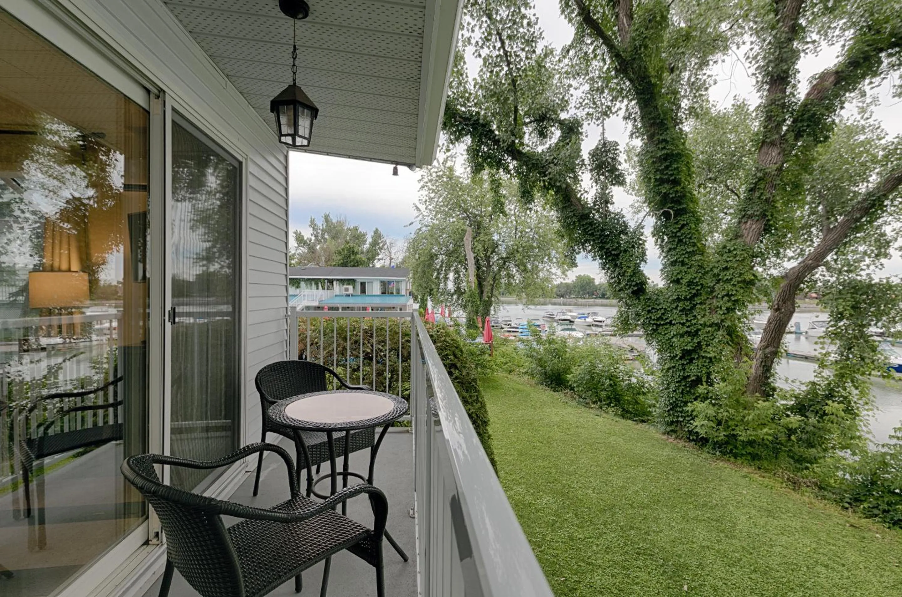 Garden view in Auberge Handfield et Spa