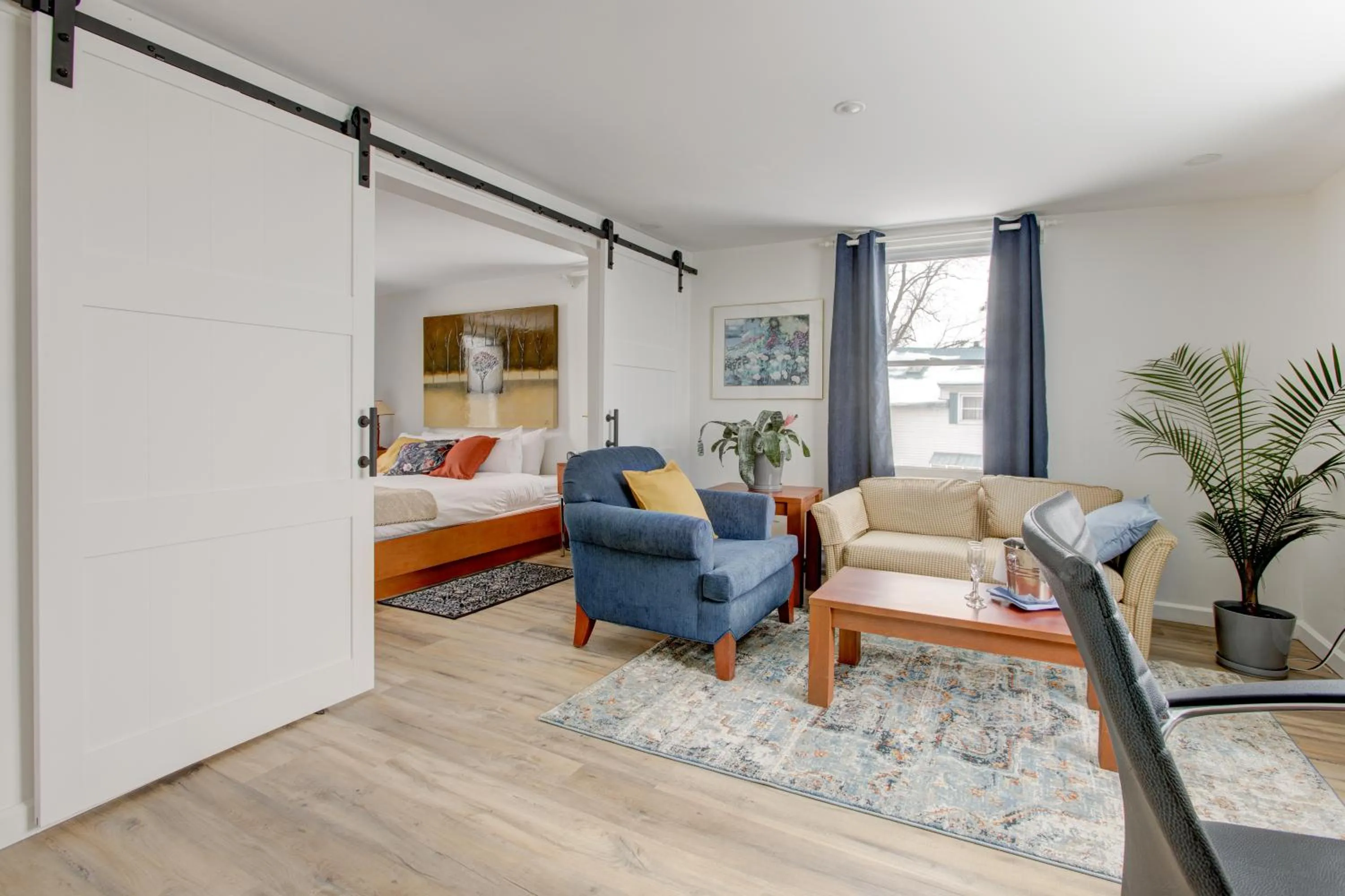 Photo of the whole room, Bed in Auberge Handfield et Spa