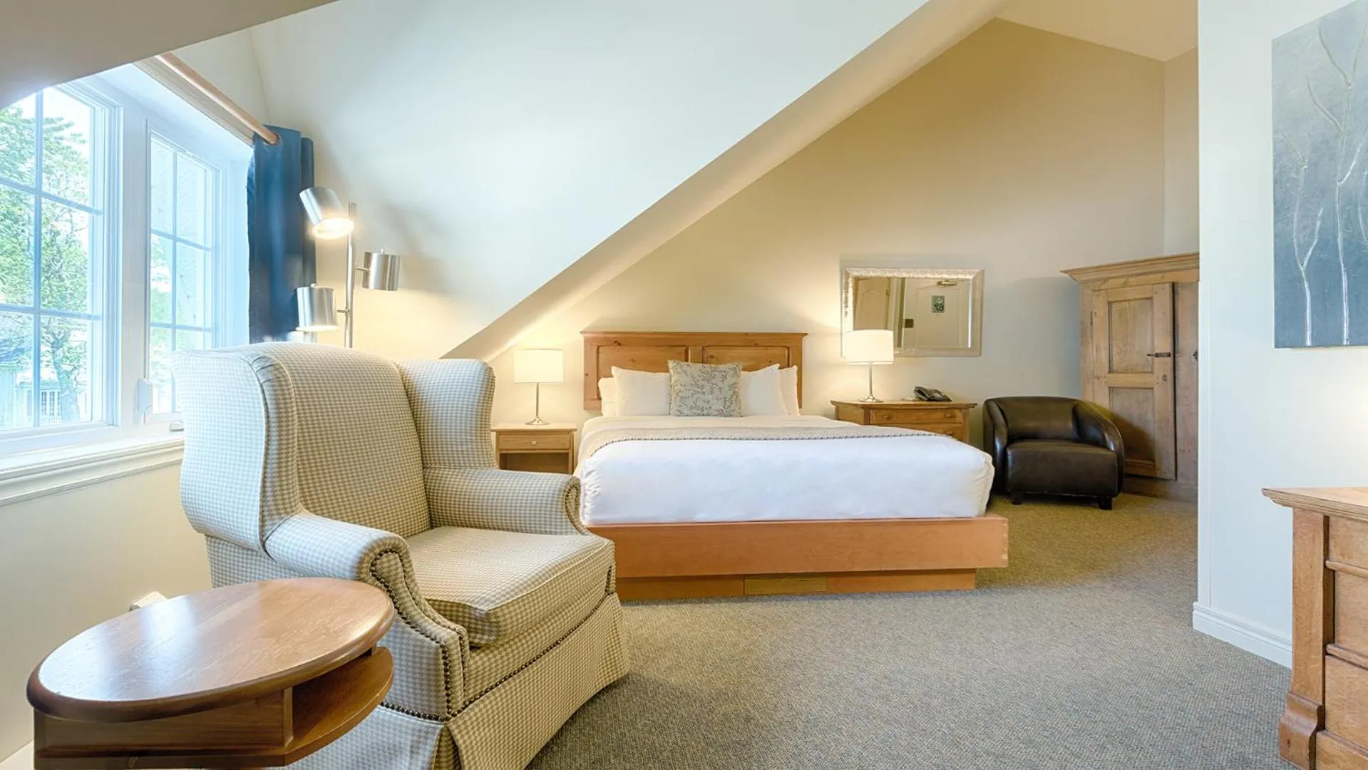 Photo of the whole room, Bed in Auberge Handfield et Spa