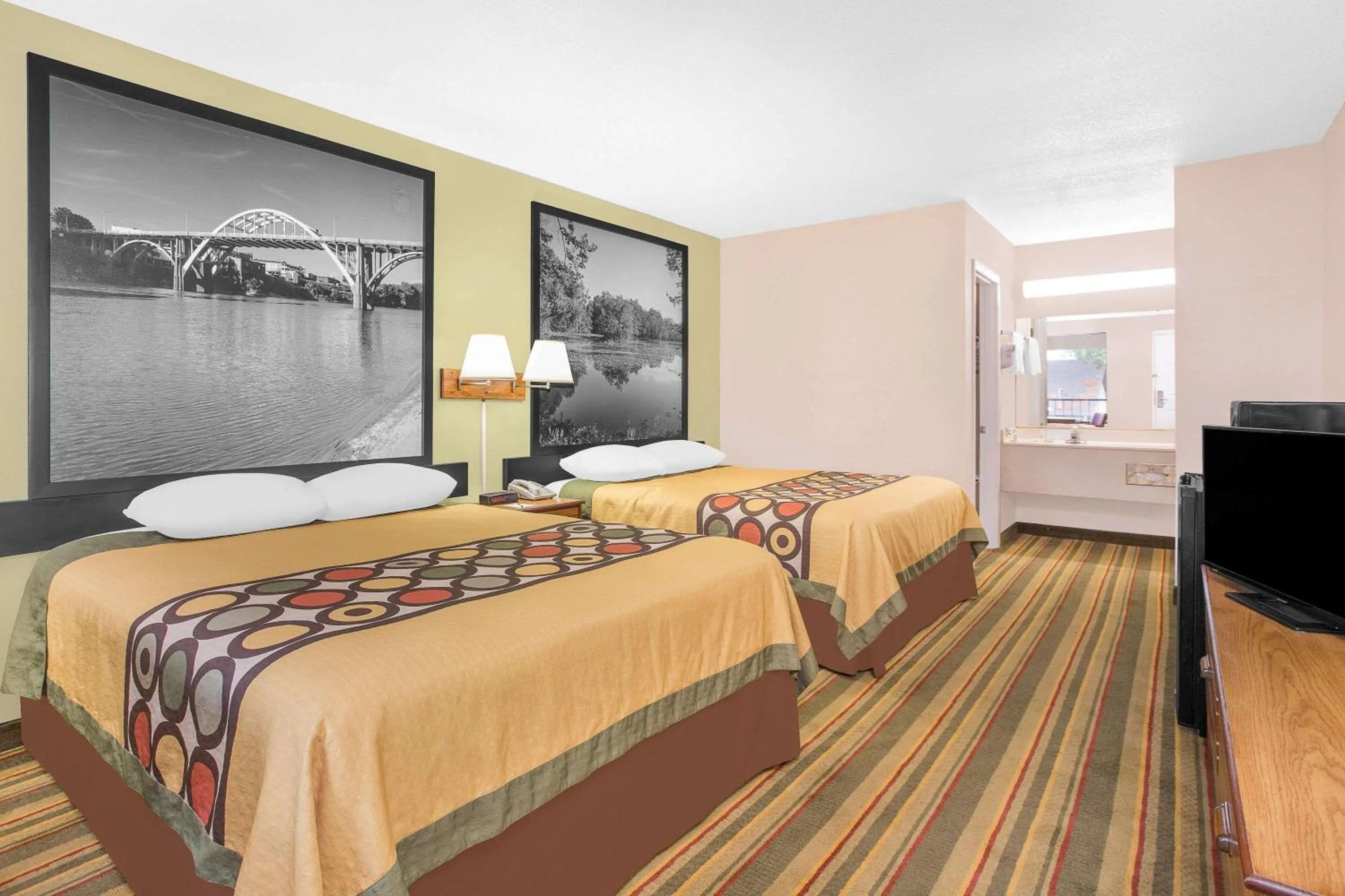 Photo of the whole room, Bed in Super 8 by Wyndham Eufaula