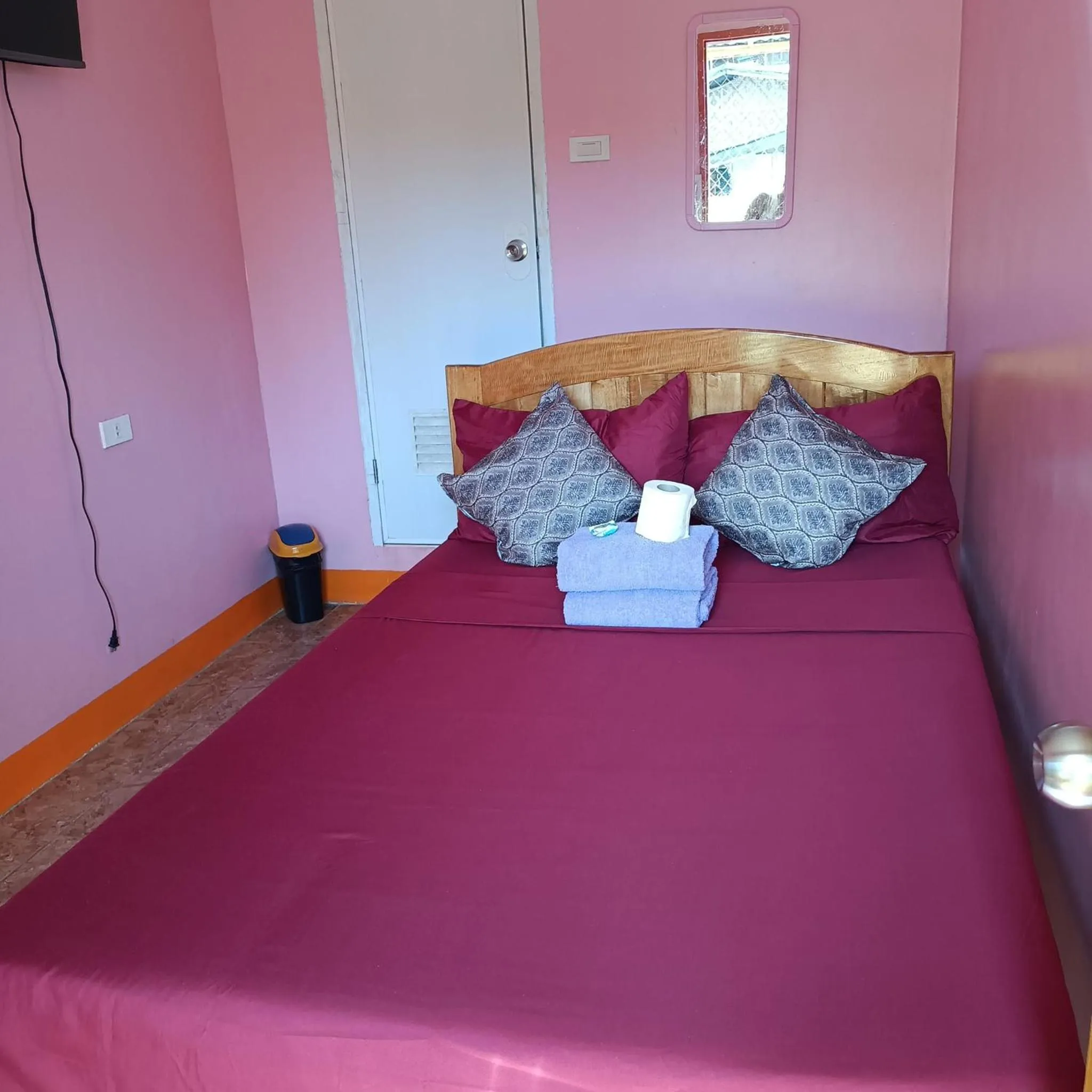 Photo of the whole room, Bed in Alona J&J Tourist Inn