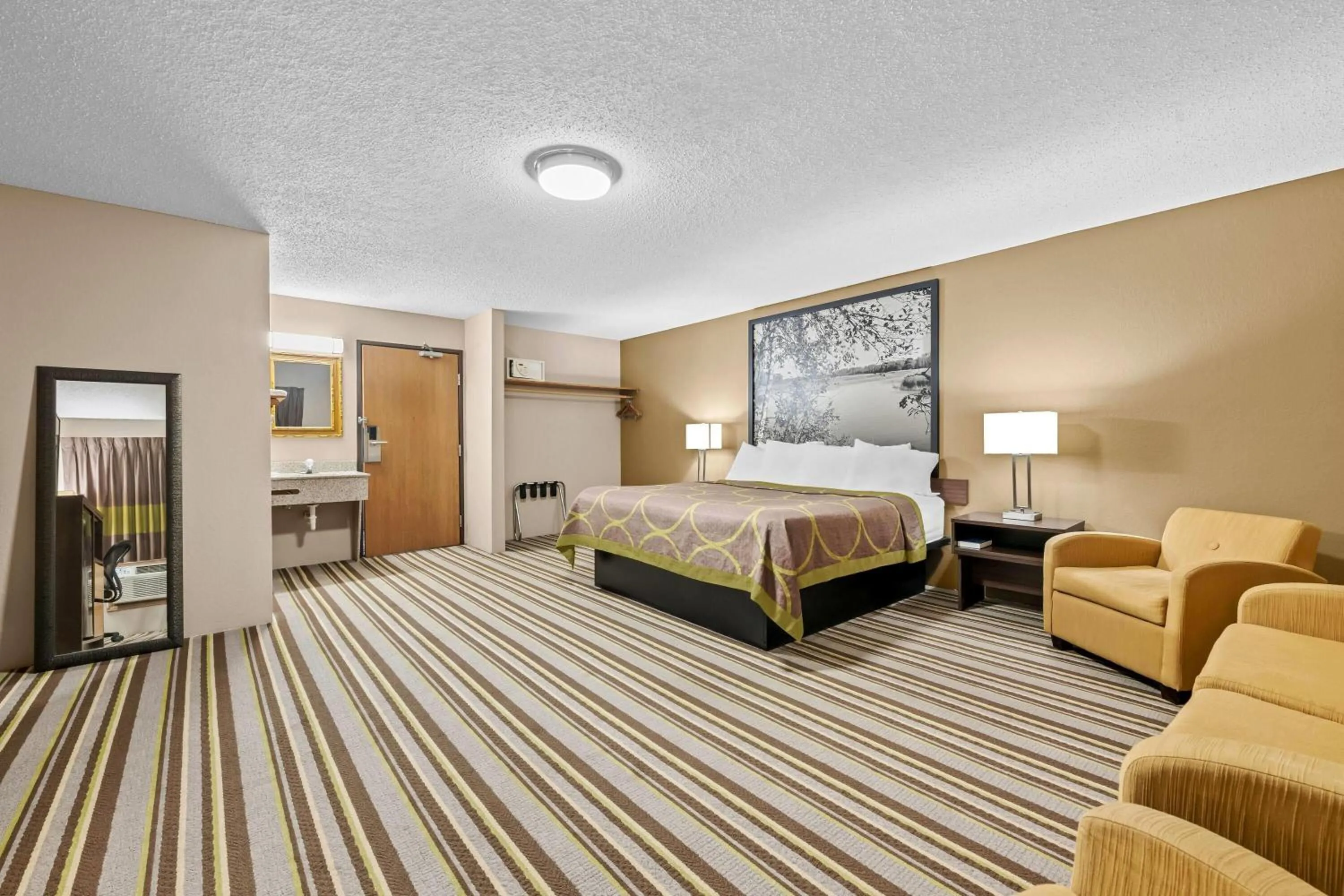 Photo of the whole room, Bed in Super 8 by Wyndham Blue Earth