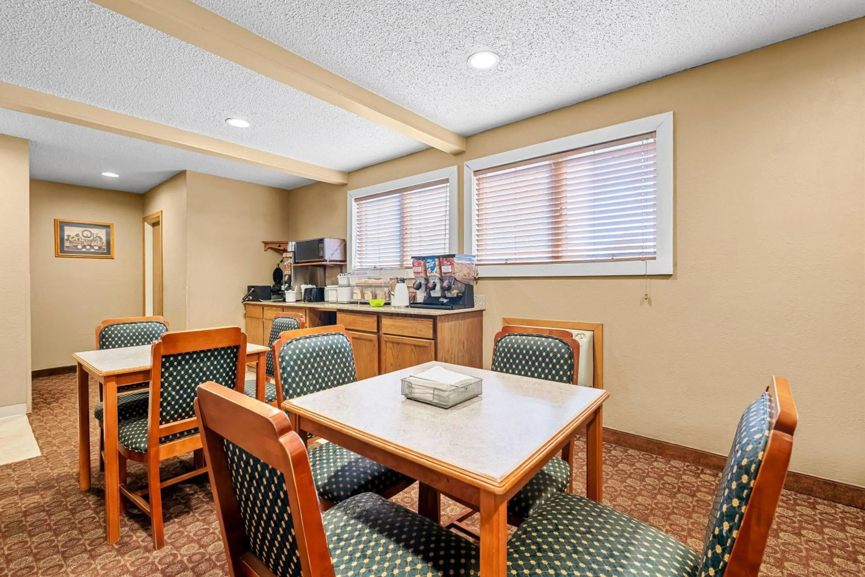 Restaurant/places to eat in Super 8 by Wyndham Blue Earth