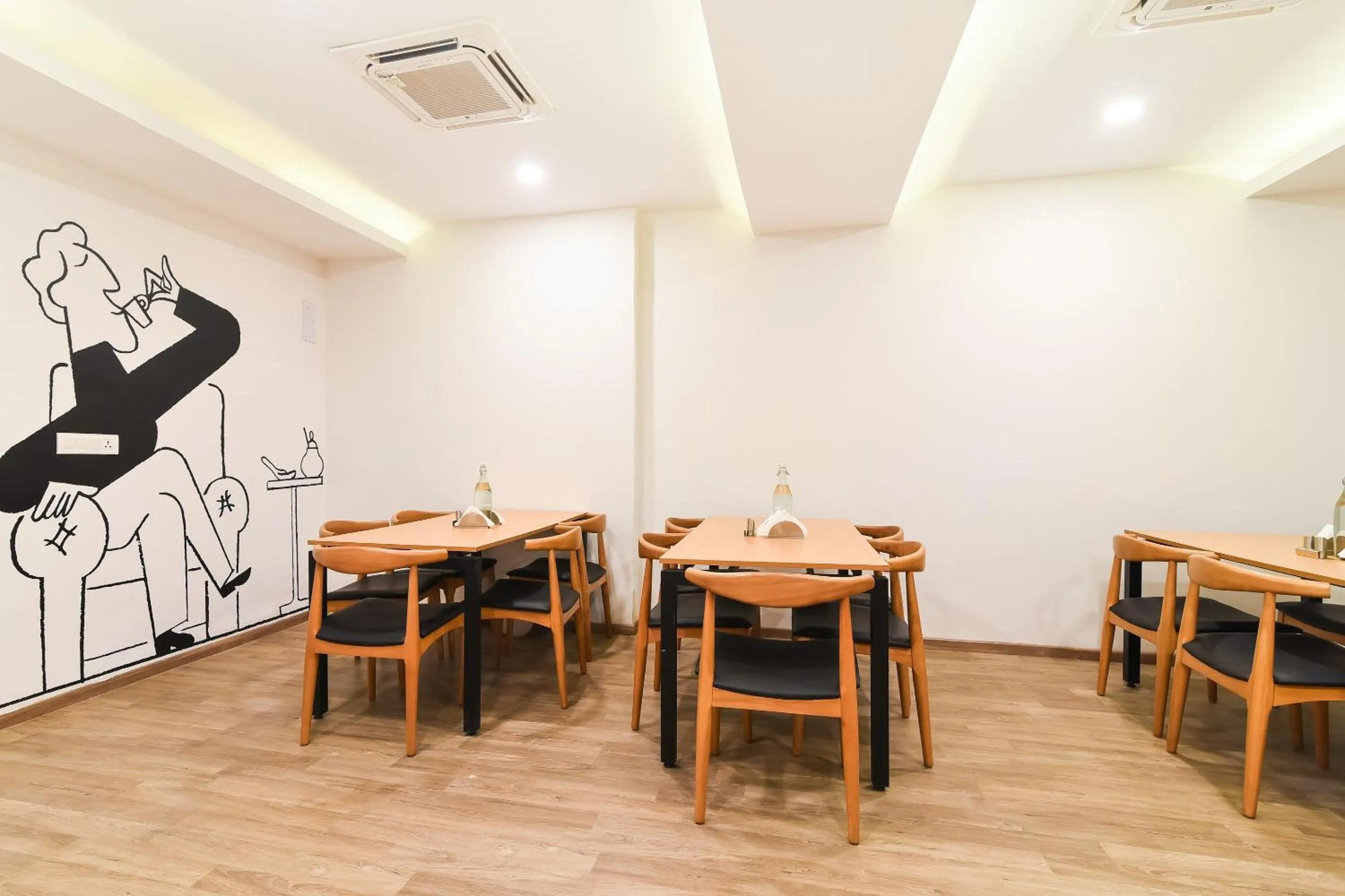 Restaurant/places to eat in Super Townhouse Srm Kuppakonam Pudur