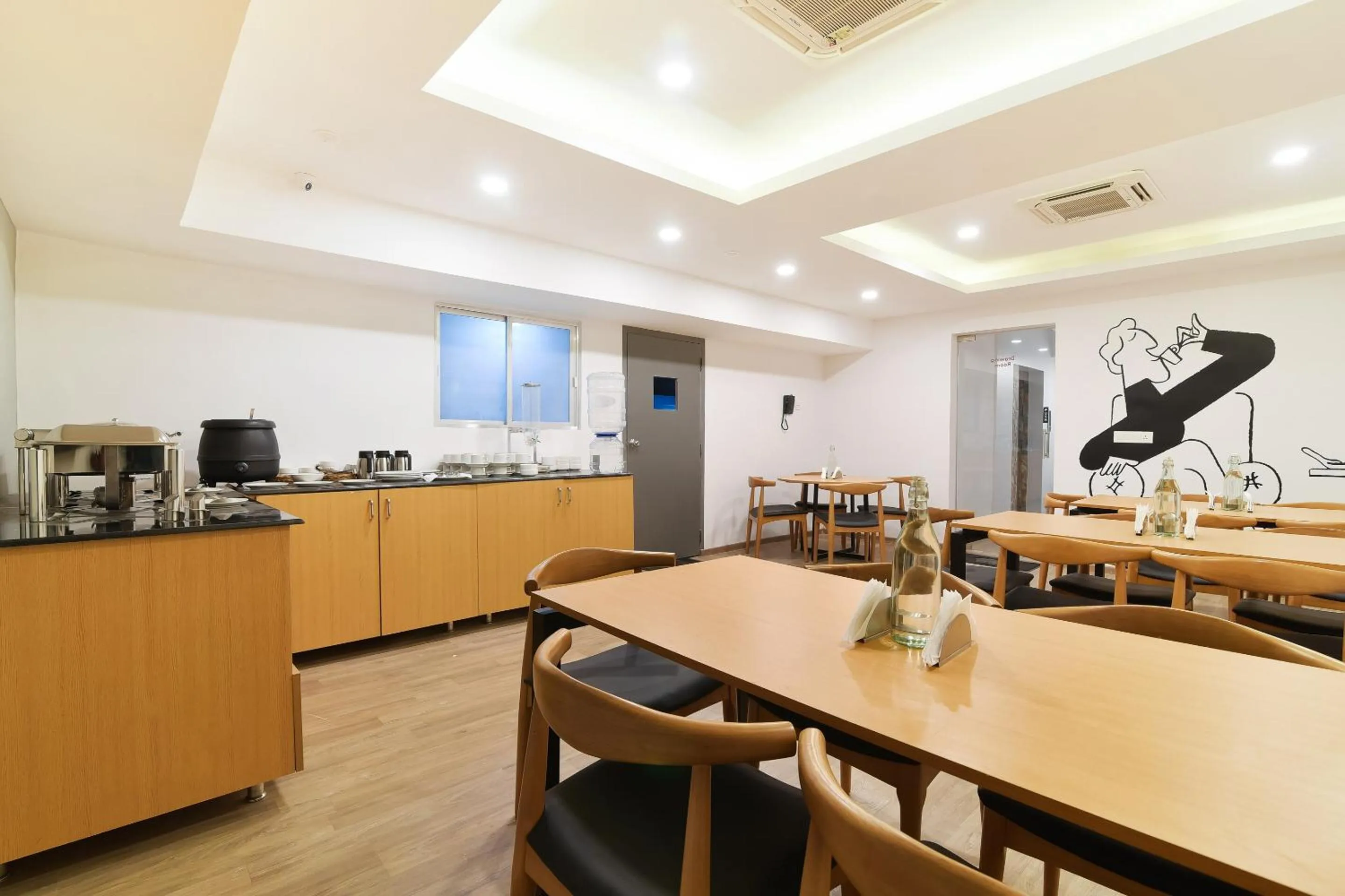 Restaurant/places to eat in Super Townhouse Srm Kuppakonam Pudur