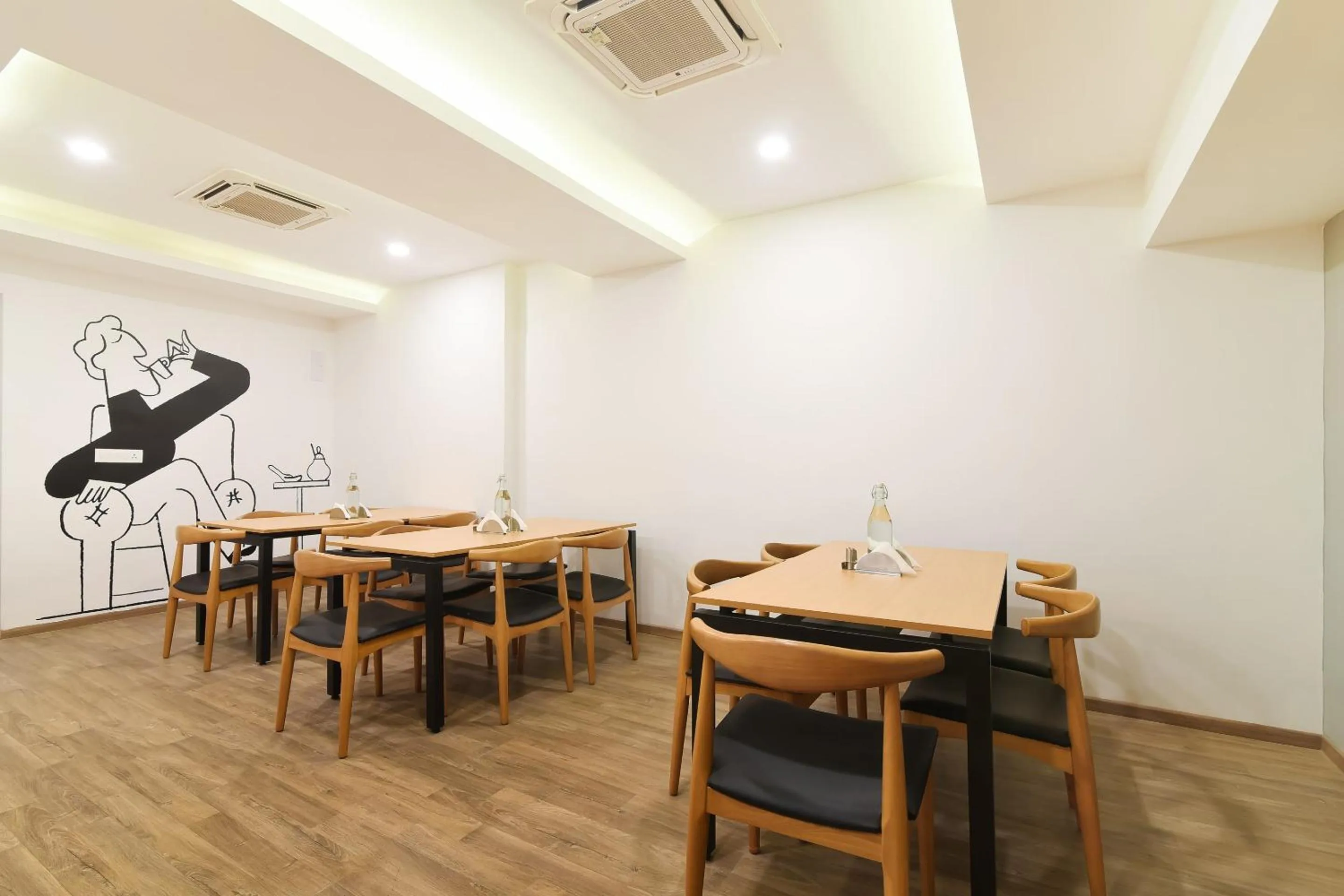 Restaurant/places to eat in Super Townhouse Srm Kuppakonam Pudur