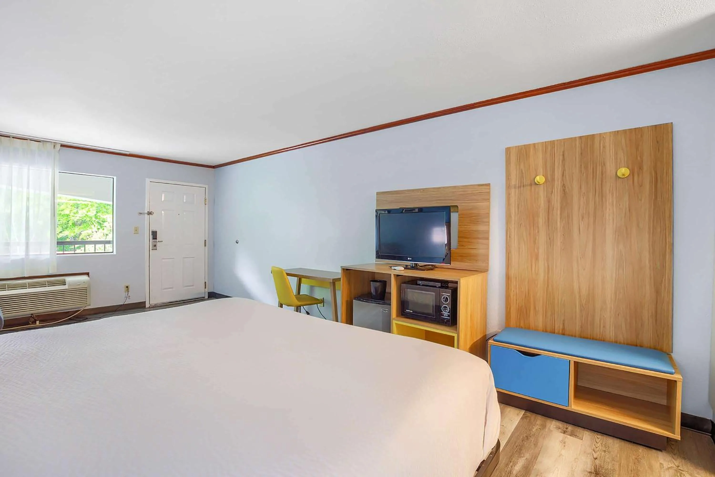 Bedroom, Bed in Days Inn by Wyndham Foley