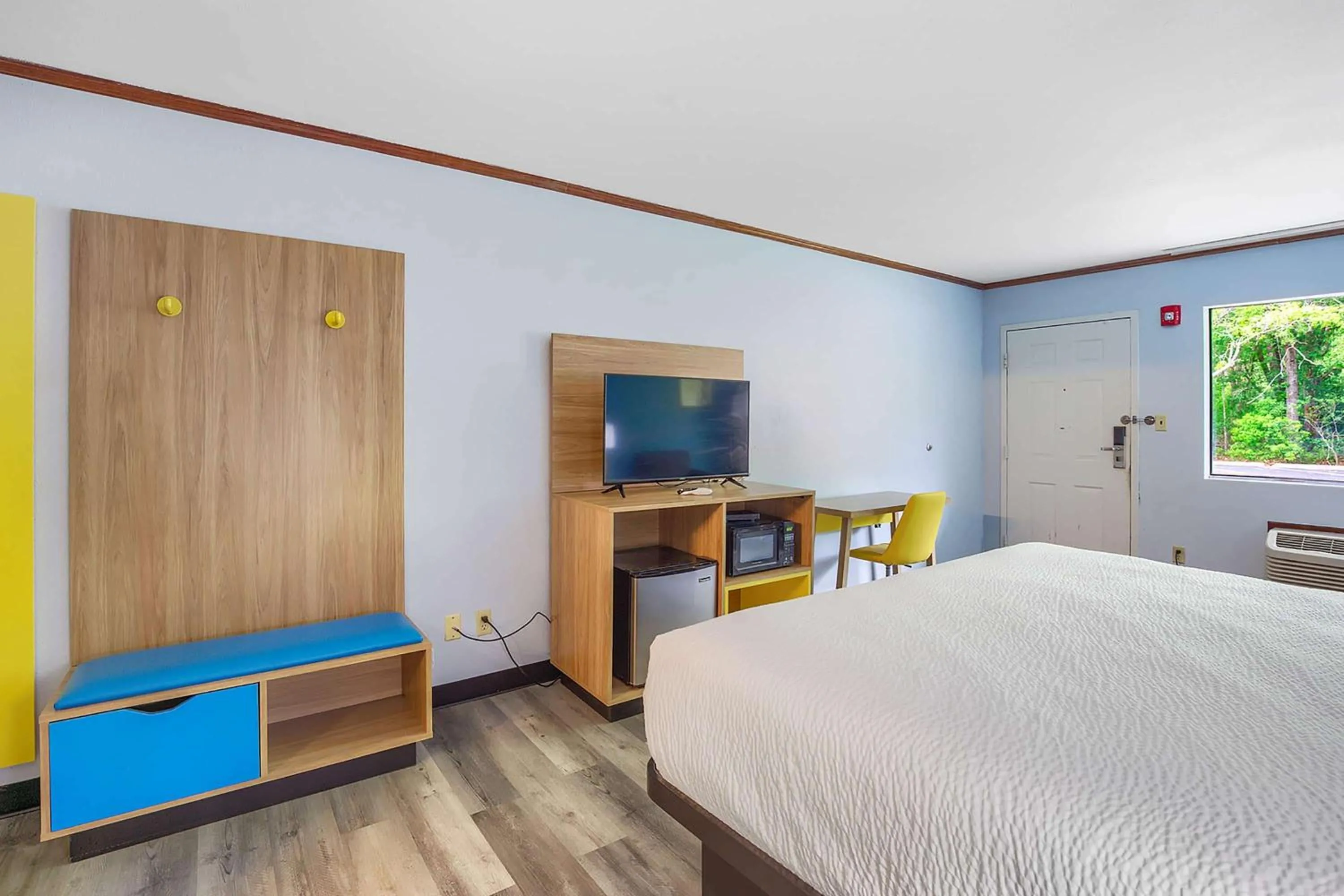 Bedroom, Bed in Days Inn by Wyndham Foley