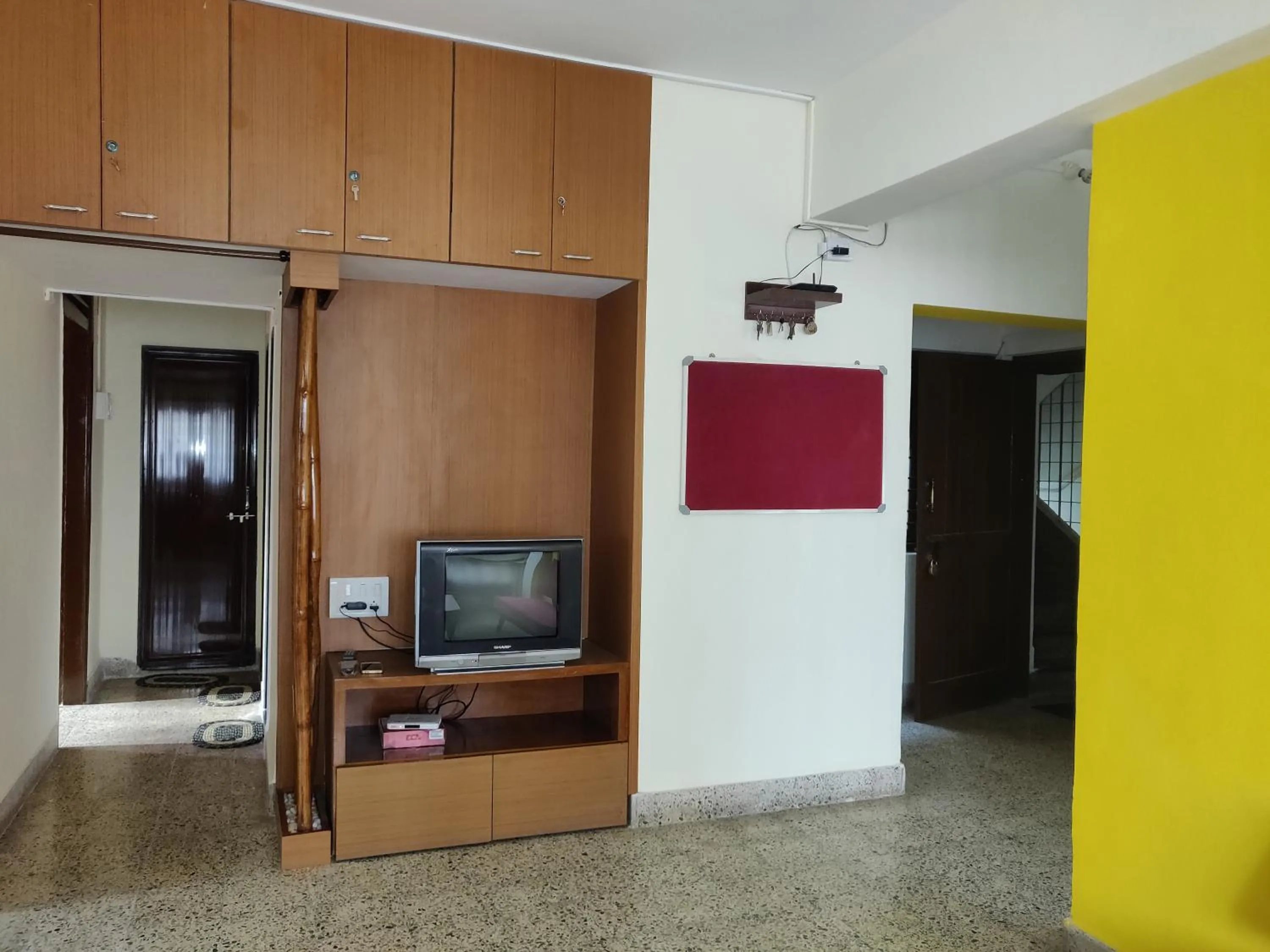 Communal lounge/ TV room in Raahgir