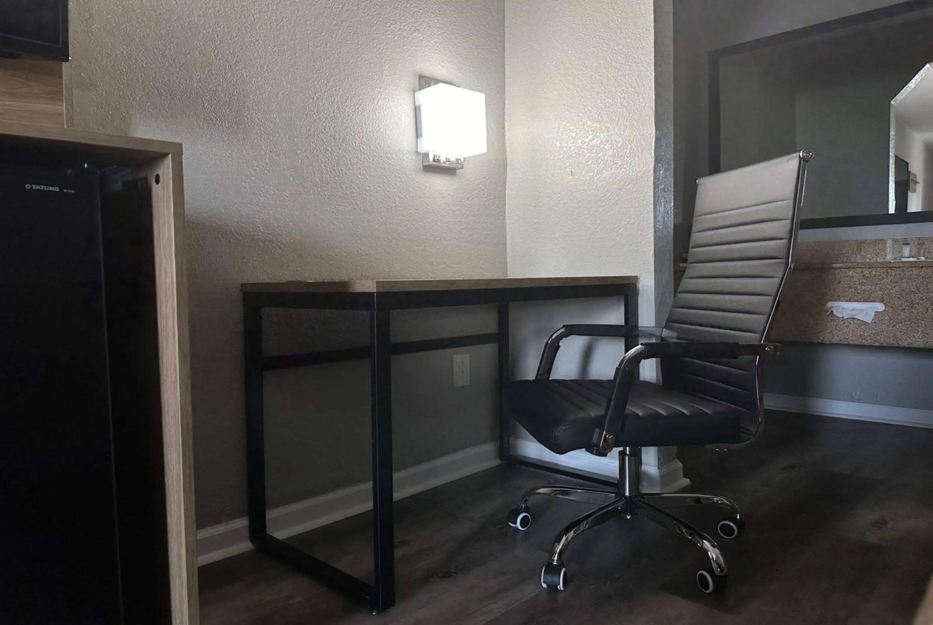 Photo of the whole room in Super 8 by Wyndham Monroe