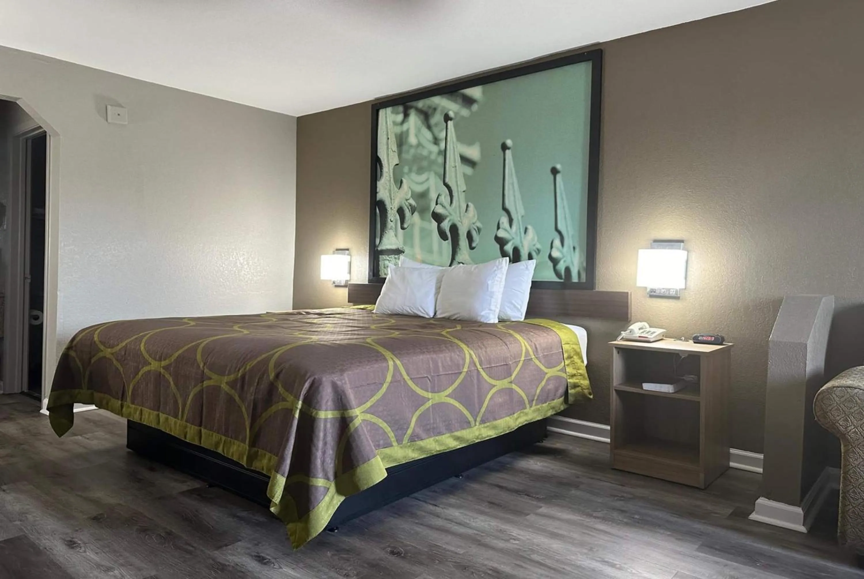 Photo of the whole room, Bed in Super 8 by Wyndham Monroe