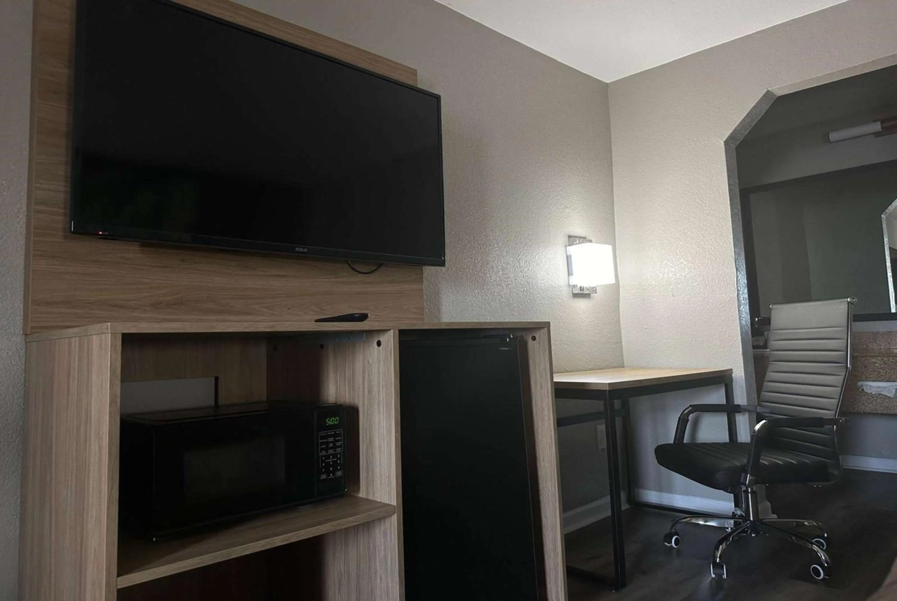 TV and multimedia in Super 8 by Wyndham Monroe