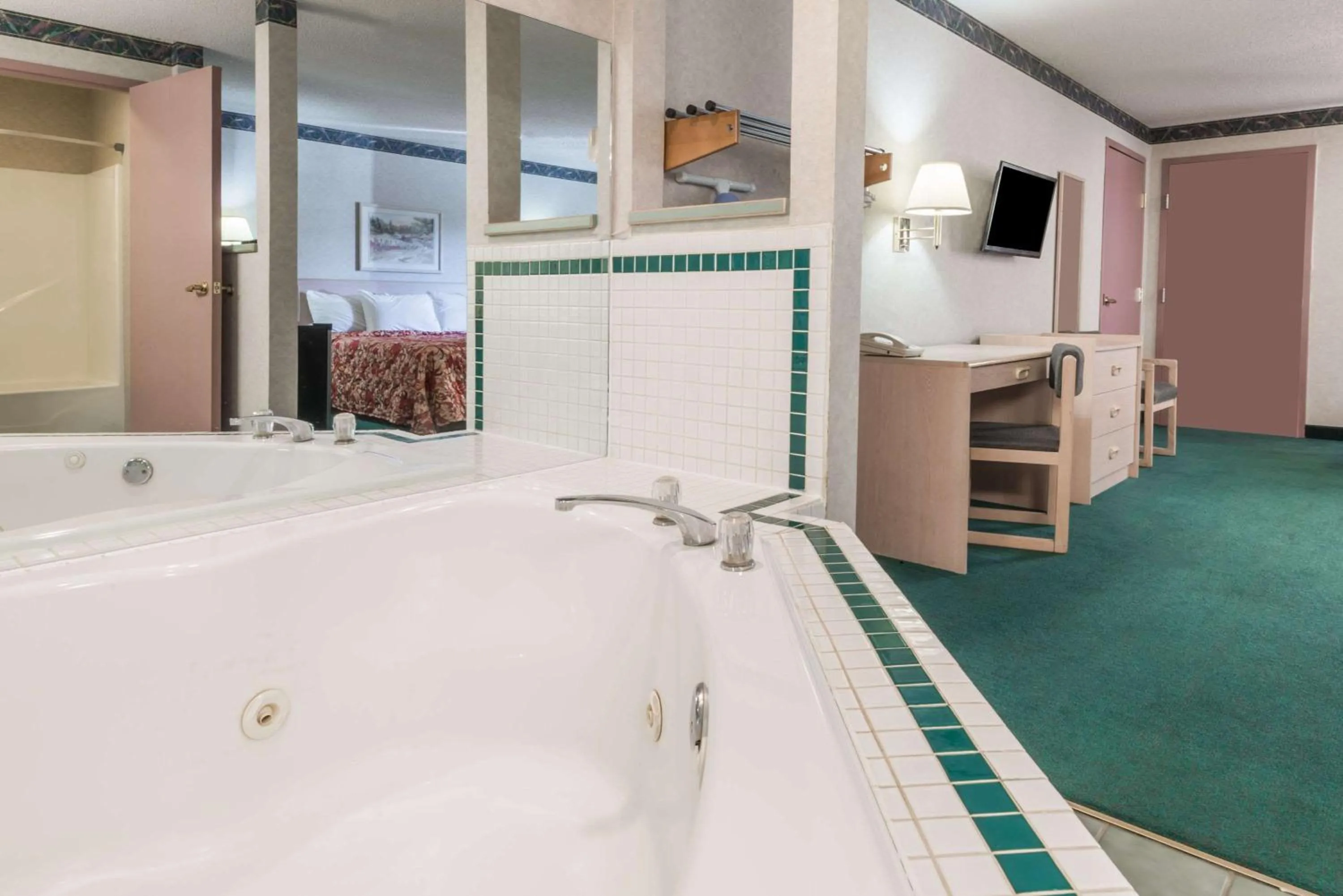 Photo of the whole room in Knights Inn Ottawa