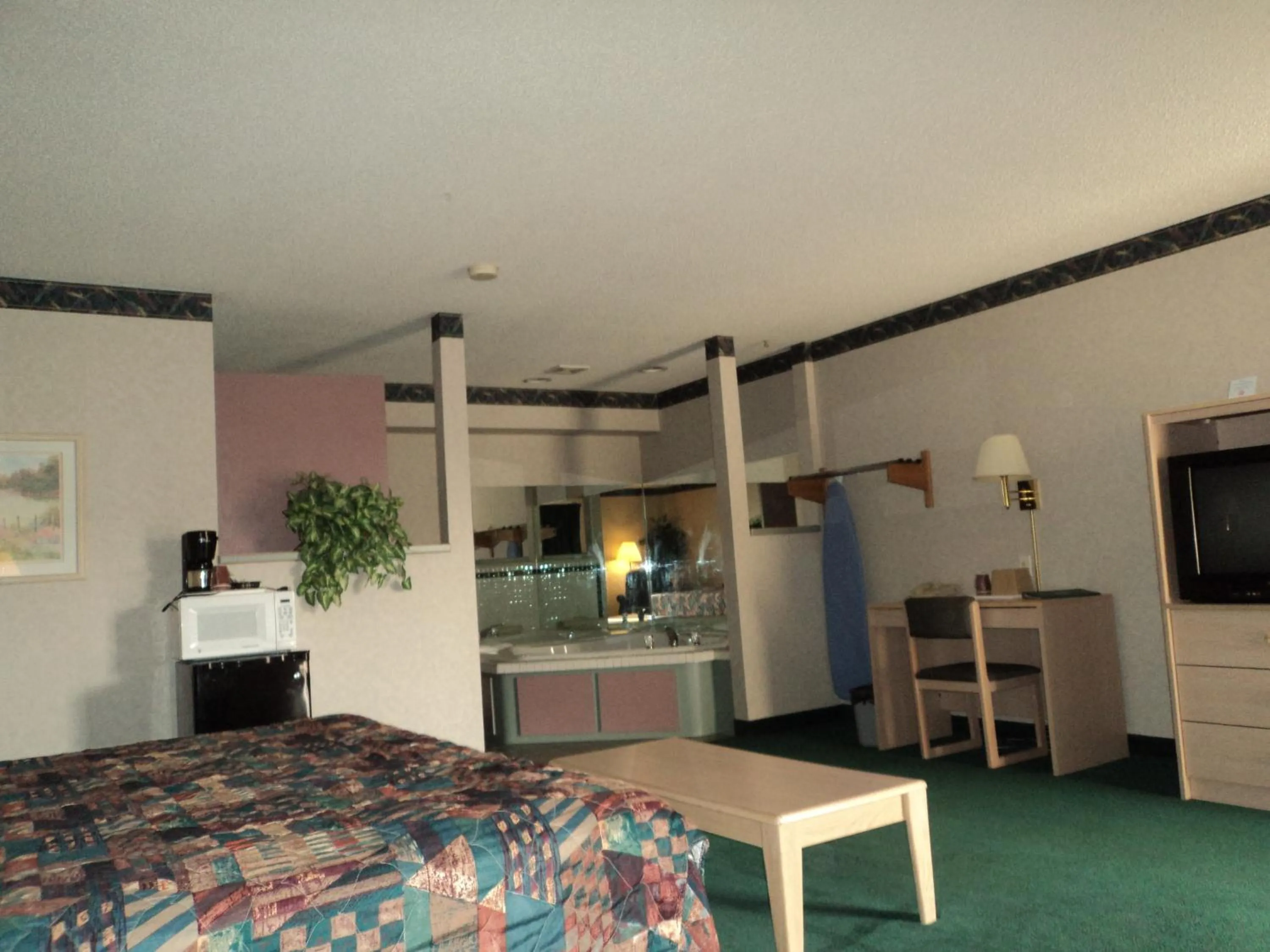 Photo of the whole room in Knights Inn Ottawa