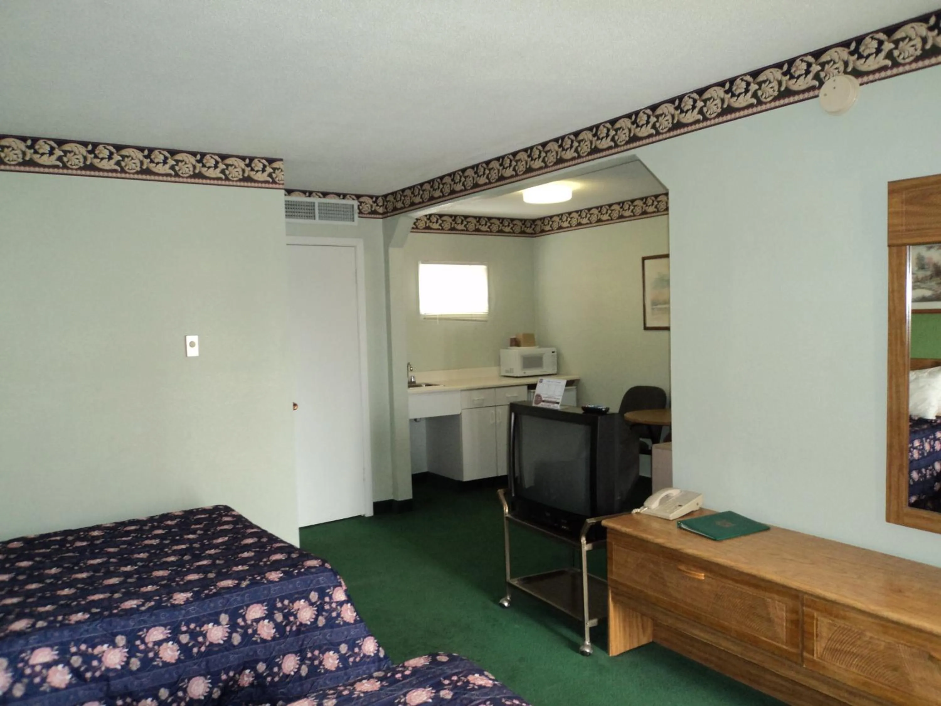 Photo of the whole room, Bed in Knights Inn Ottawa