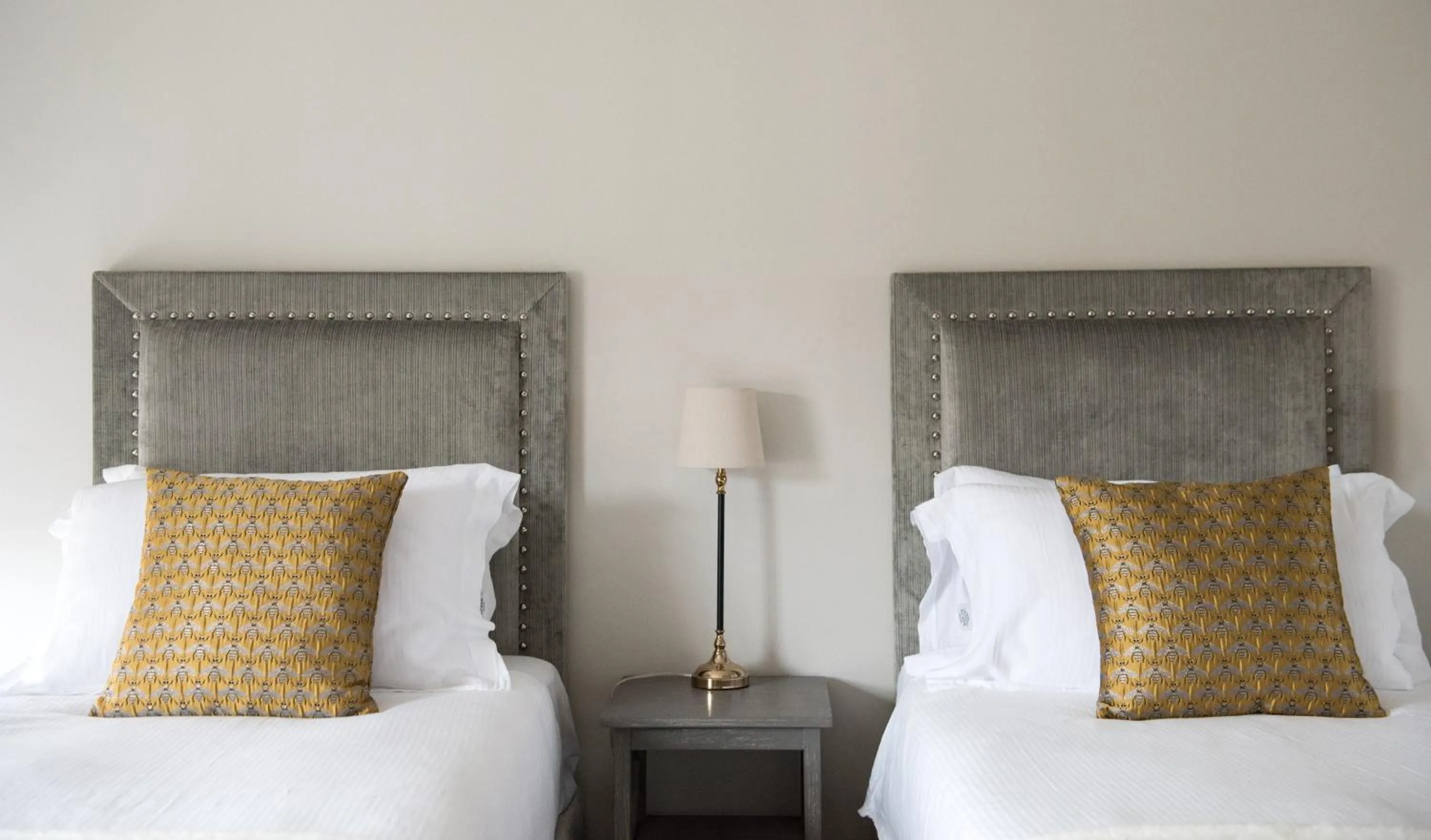 Bedroom, Bed in The Cross Keys Sherborne