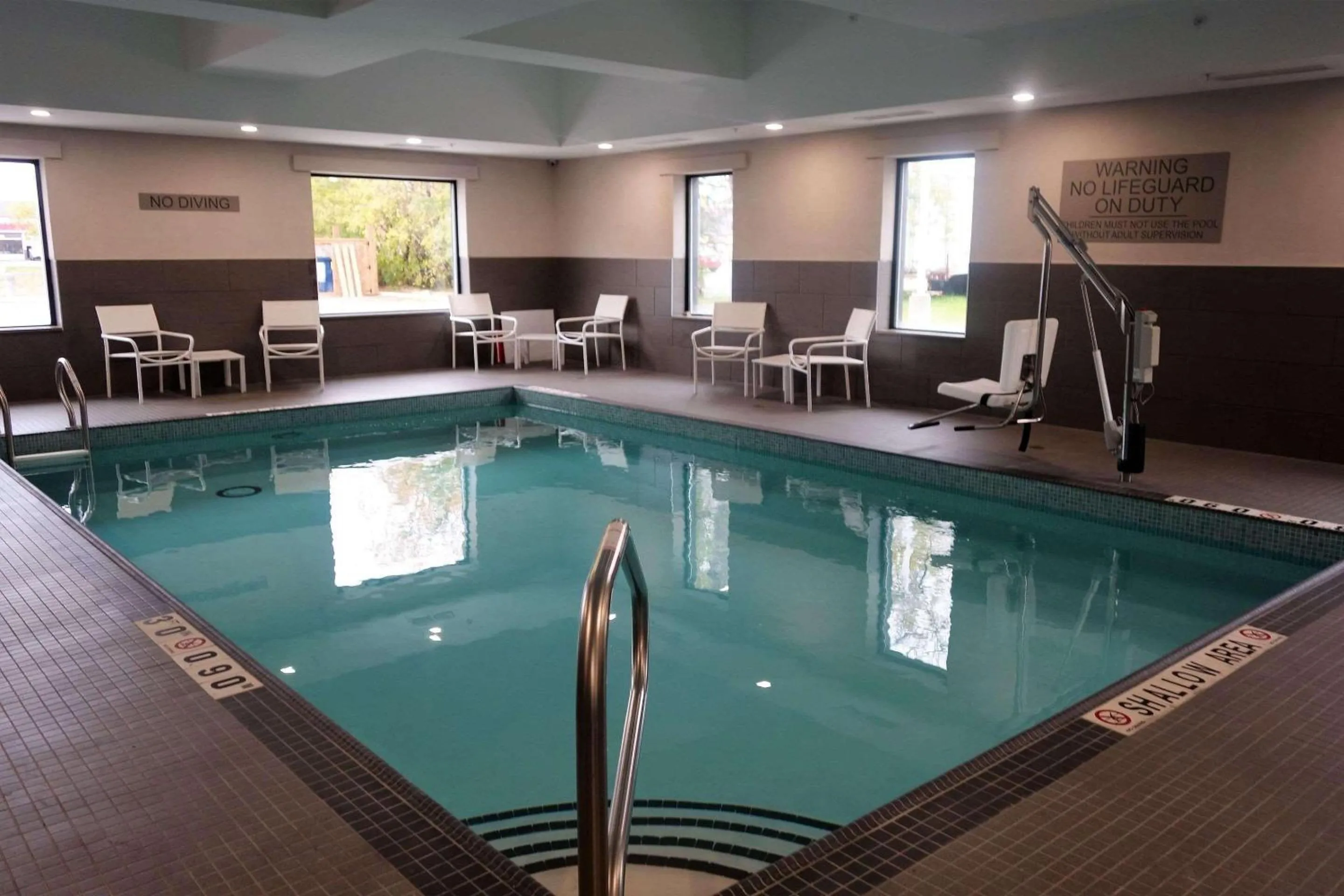 Swimming pool in Country Inn & Suites by Radisson, Belleville, ON