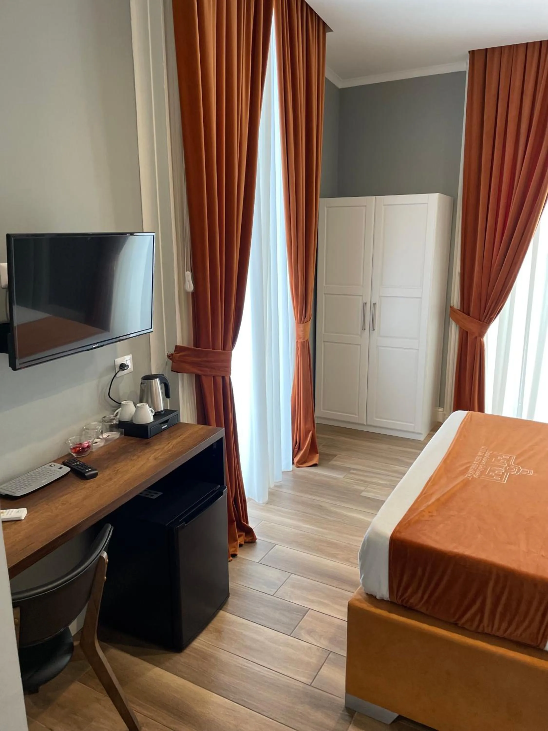 Photo of the whole room, Bed in Dante Maison de Prestige