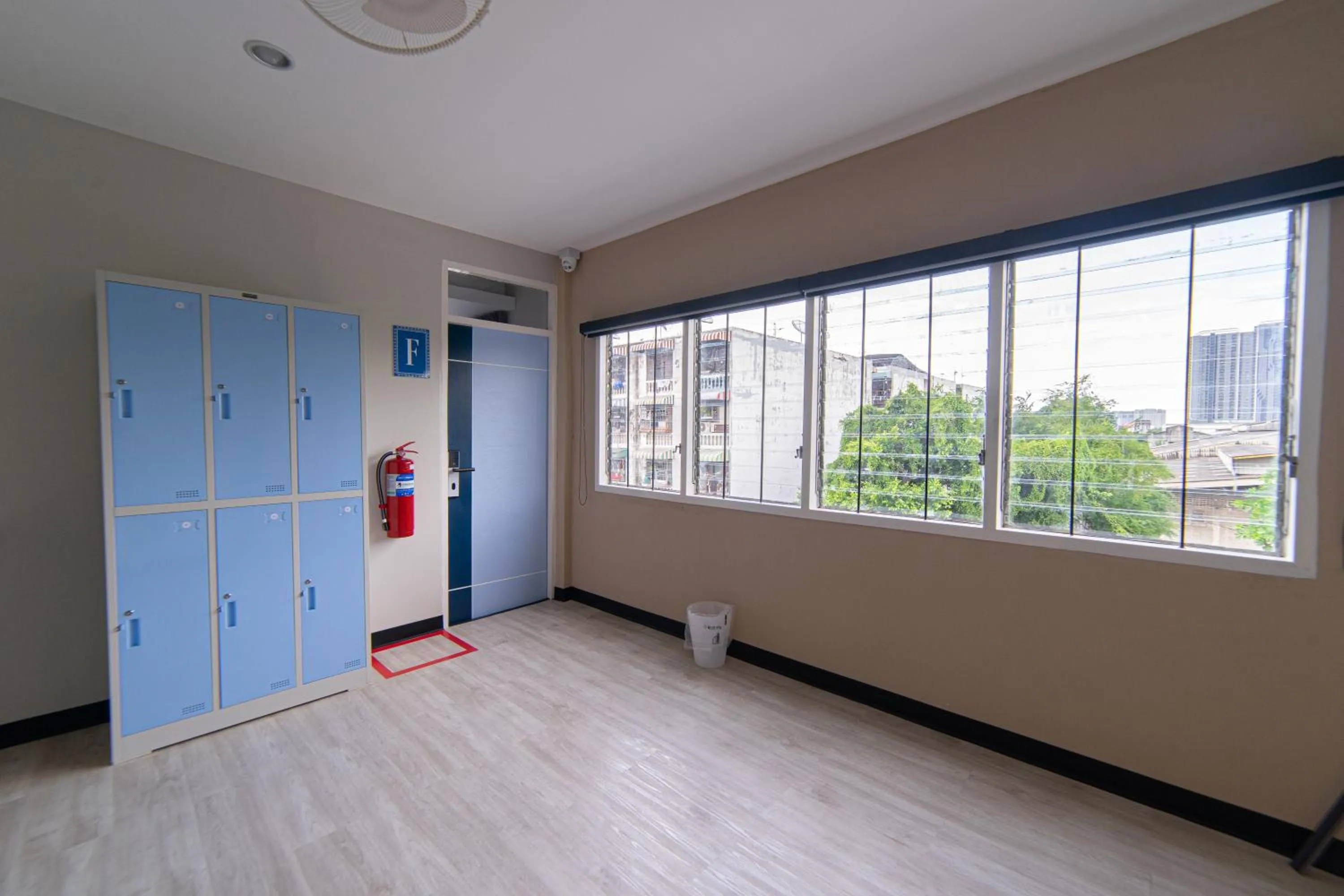 Area and facilities in Napa Hostel Samrong Station