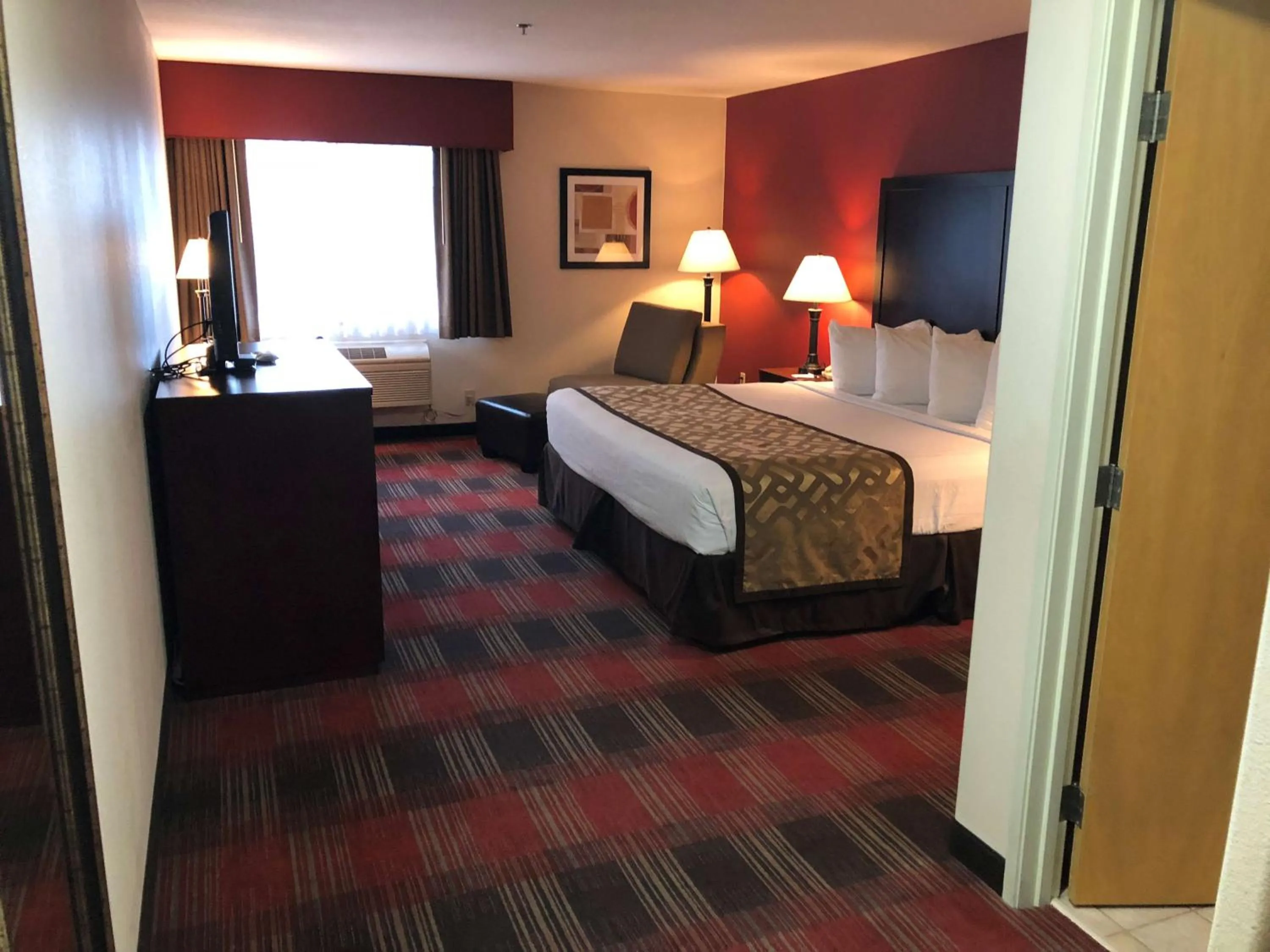 Photo of the whole room, Bed in Best Western Dallas Inn & Suites