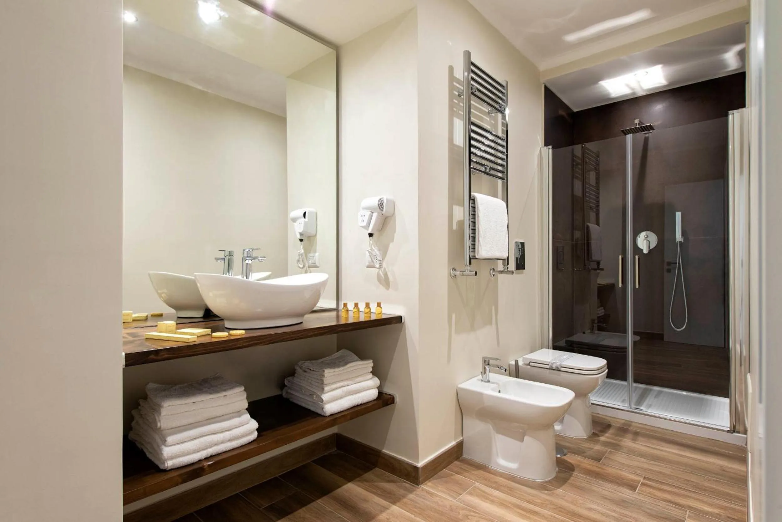 Shower in Dante Maison De Luxe