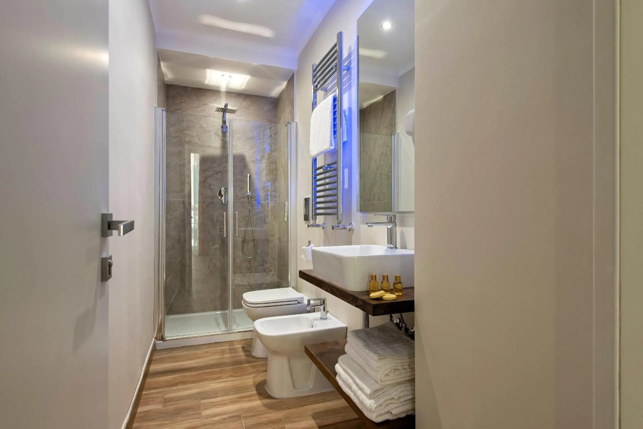 Shower in Dante Maison De Luxe