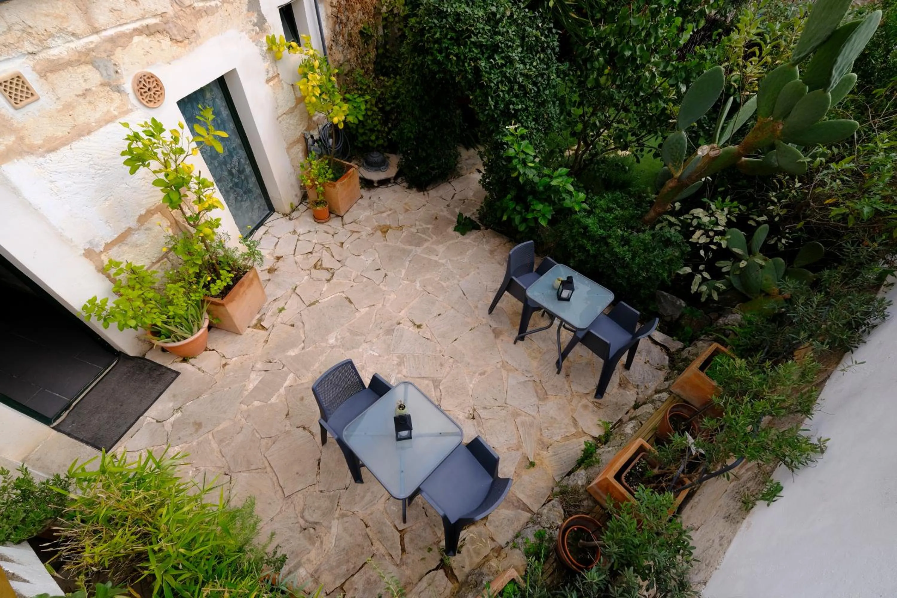 Garden in Casa Caimari Guest House, for mountain lovers!