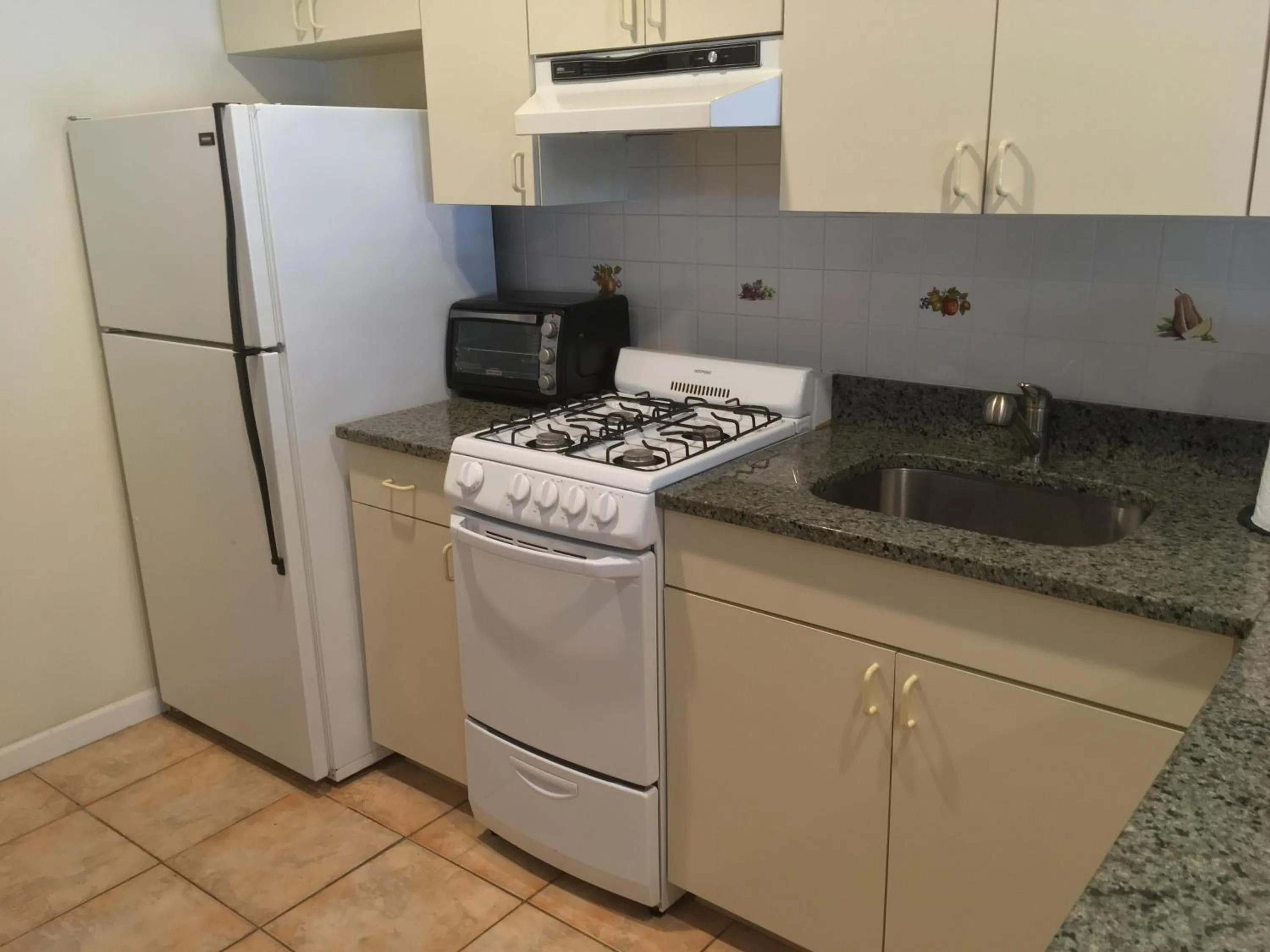 Kitchen or kitchenette in Whitman Motor Lodge