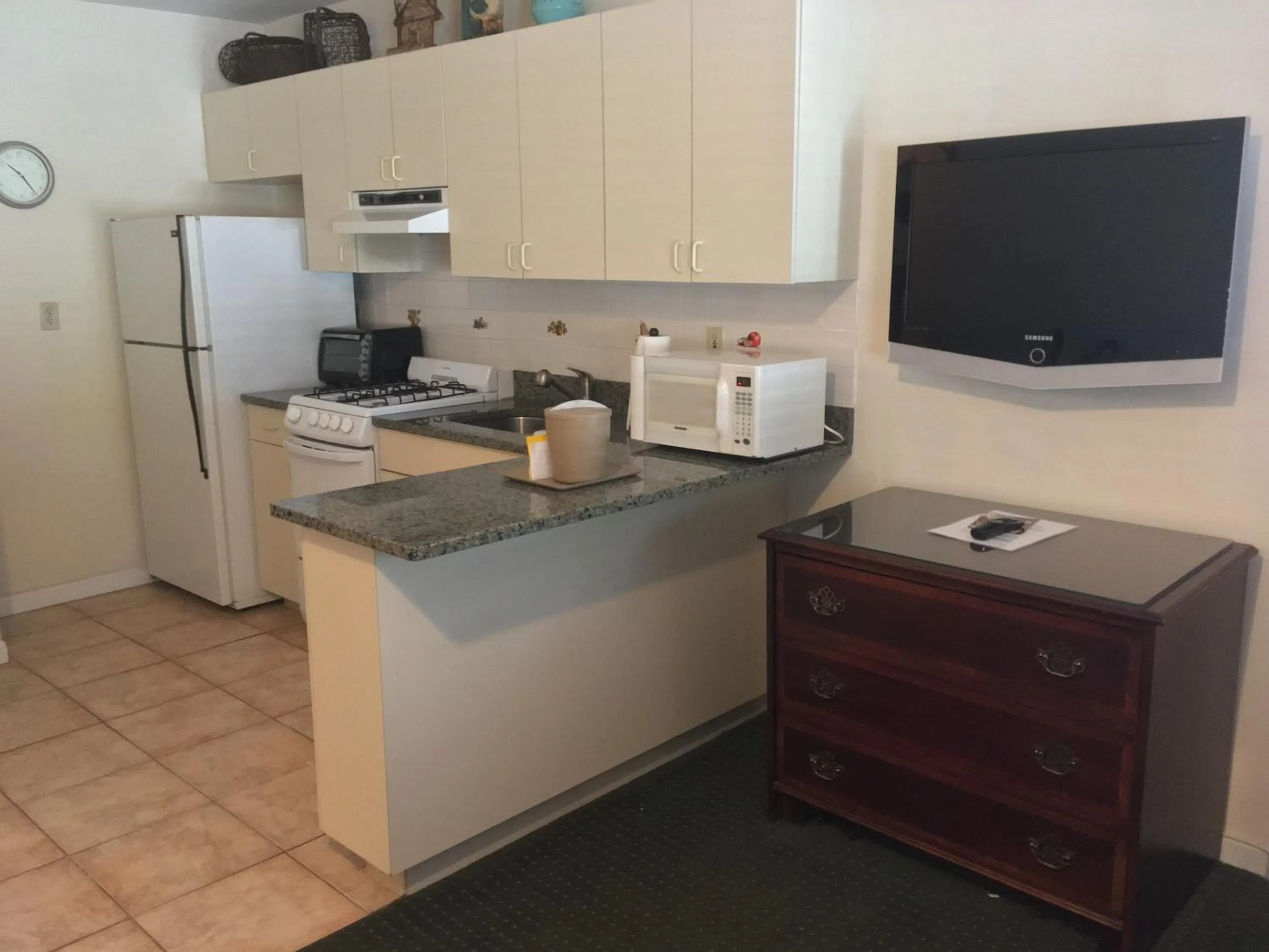 Kitchen or kitchenette in Whitman Motor Lodge