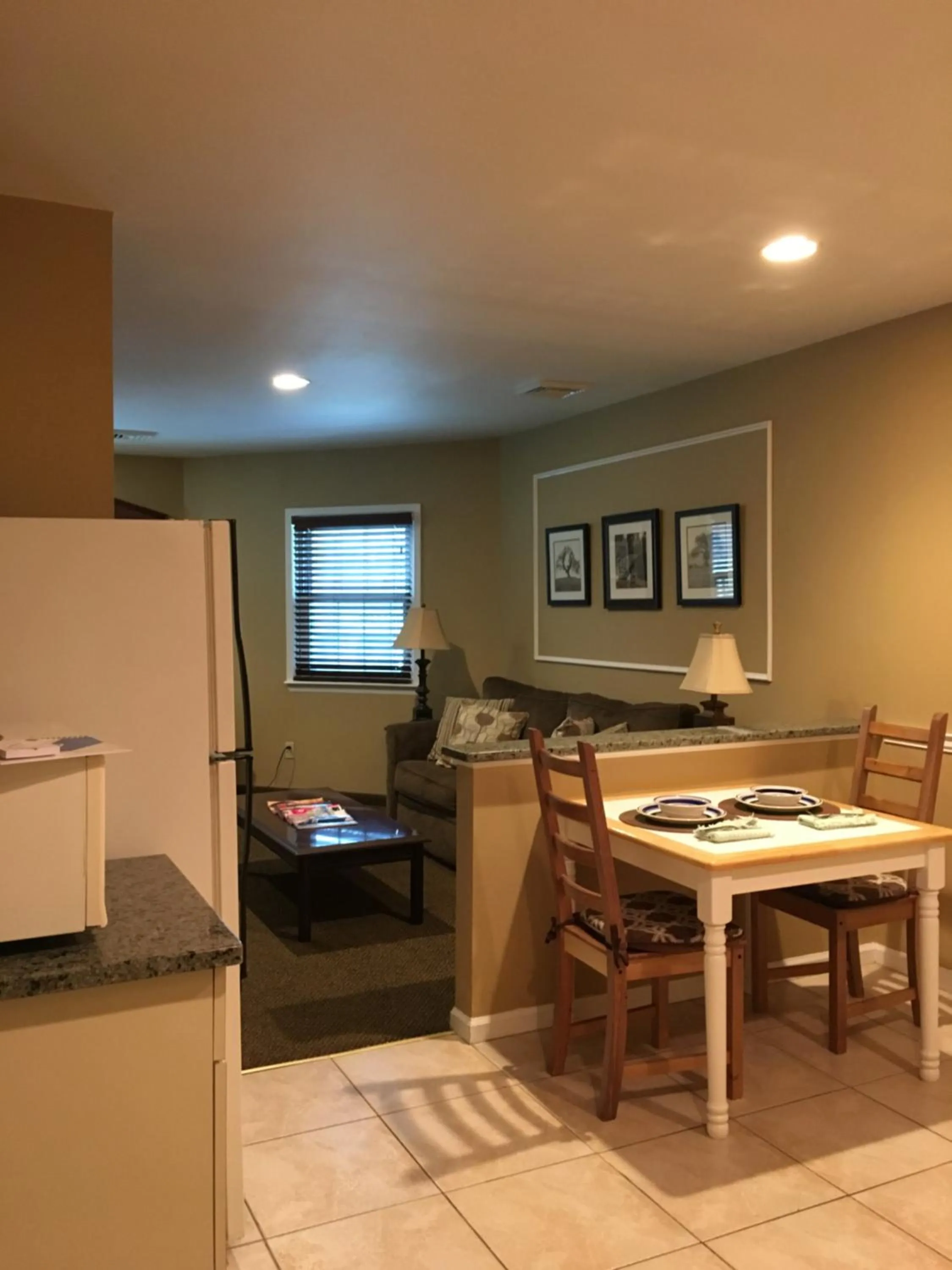 Kitchen or kitchenette in Whitman Motor Lodge
