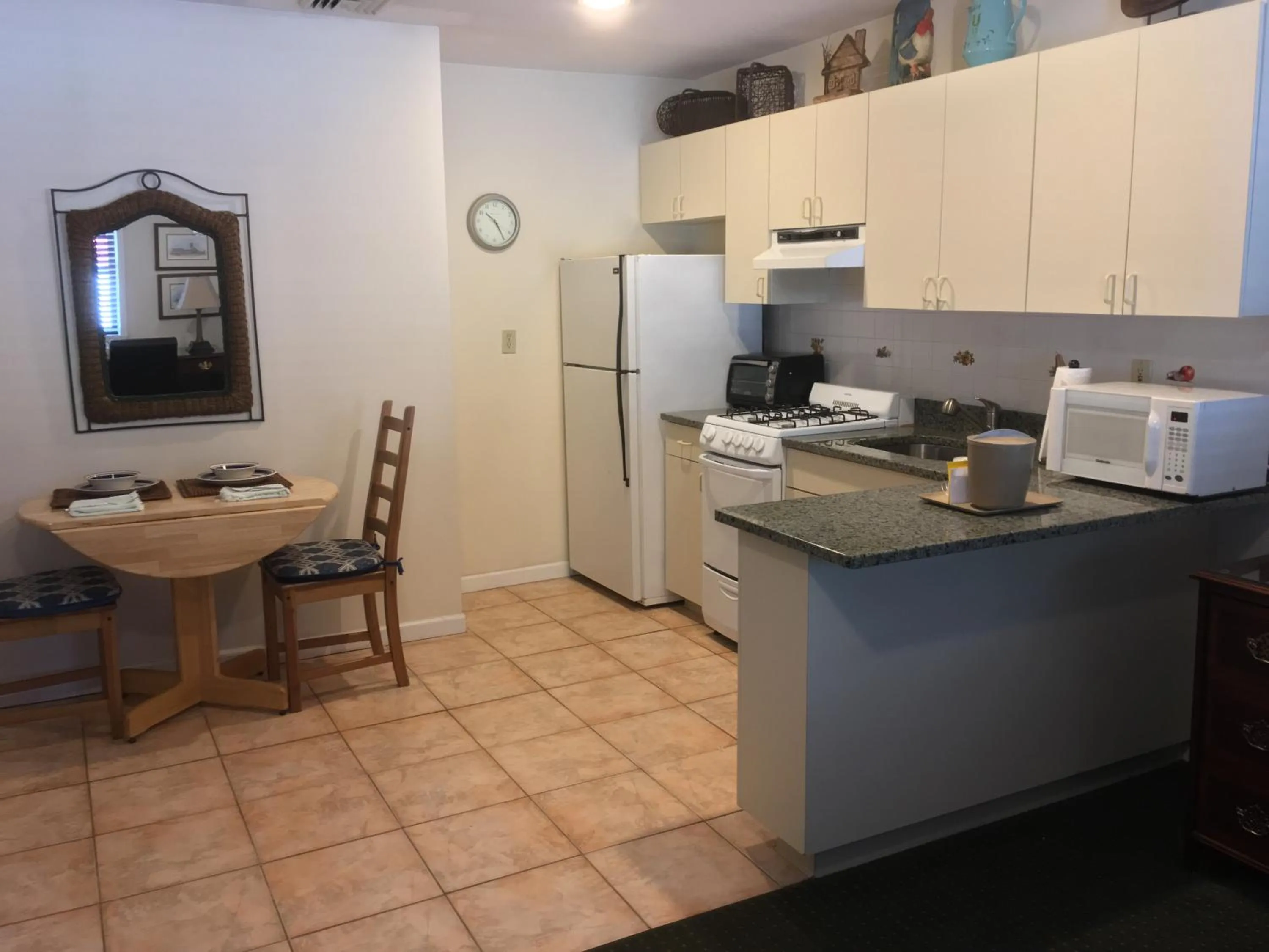 Kitchen or kitchenette in Whitman Motor Lodge