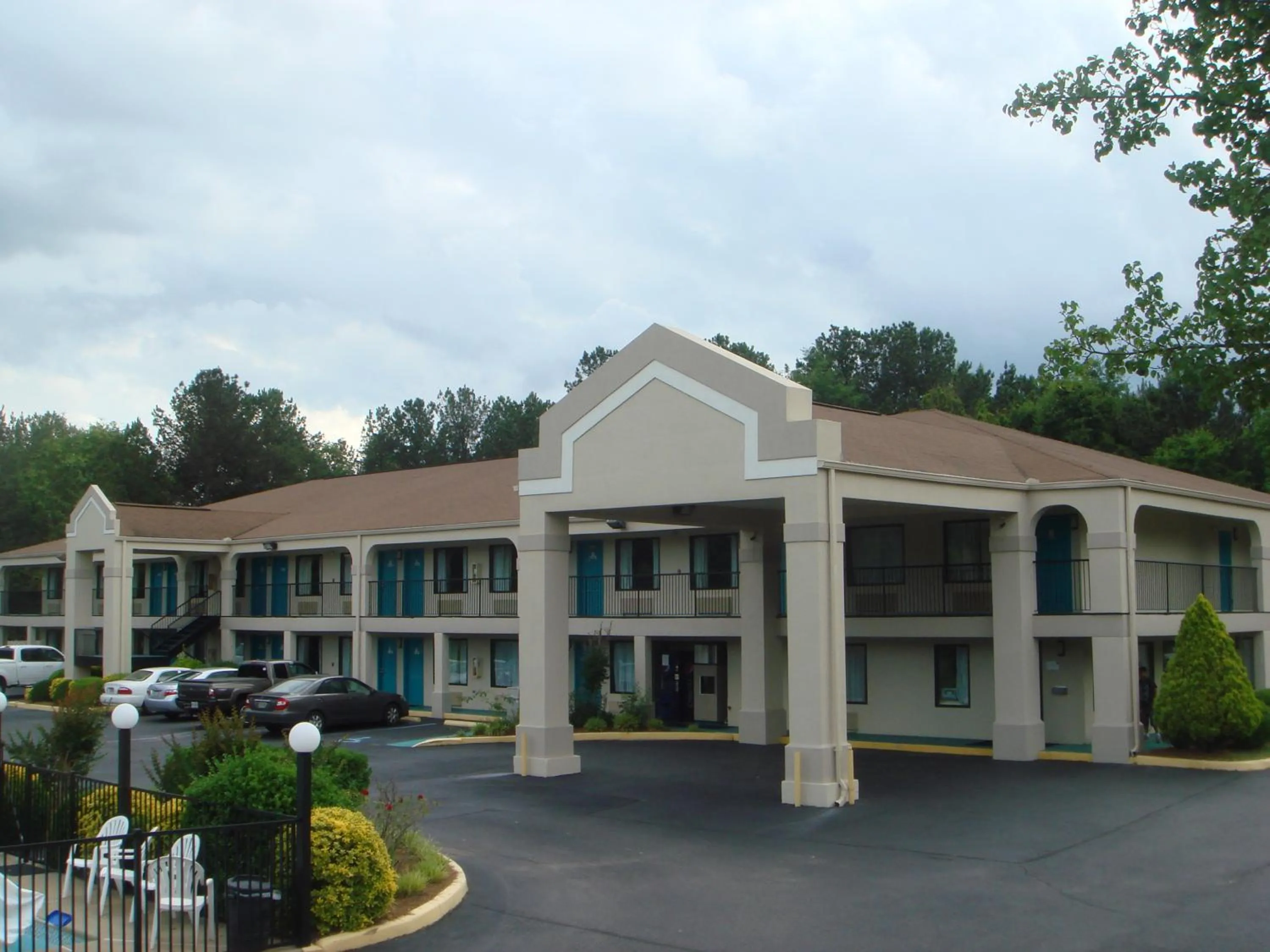 Property building in Key West Inn - Roanoke