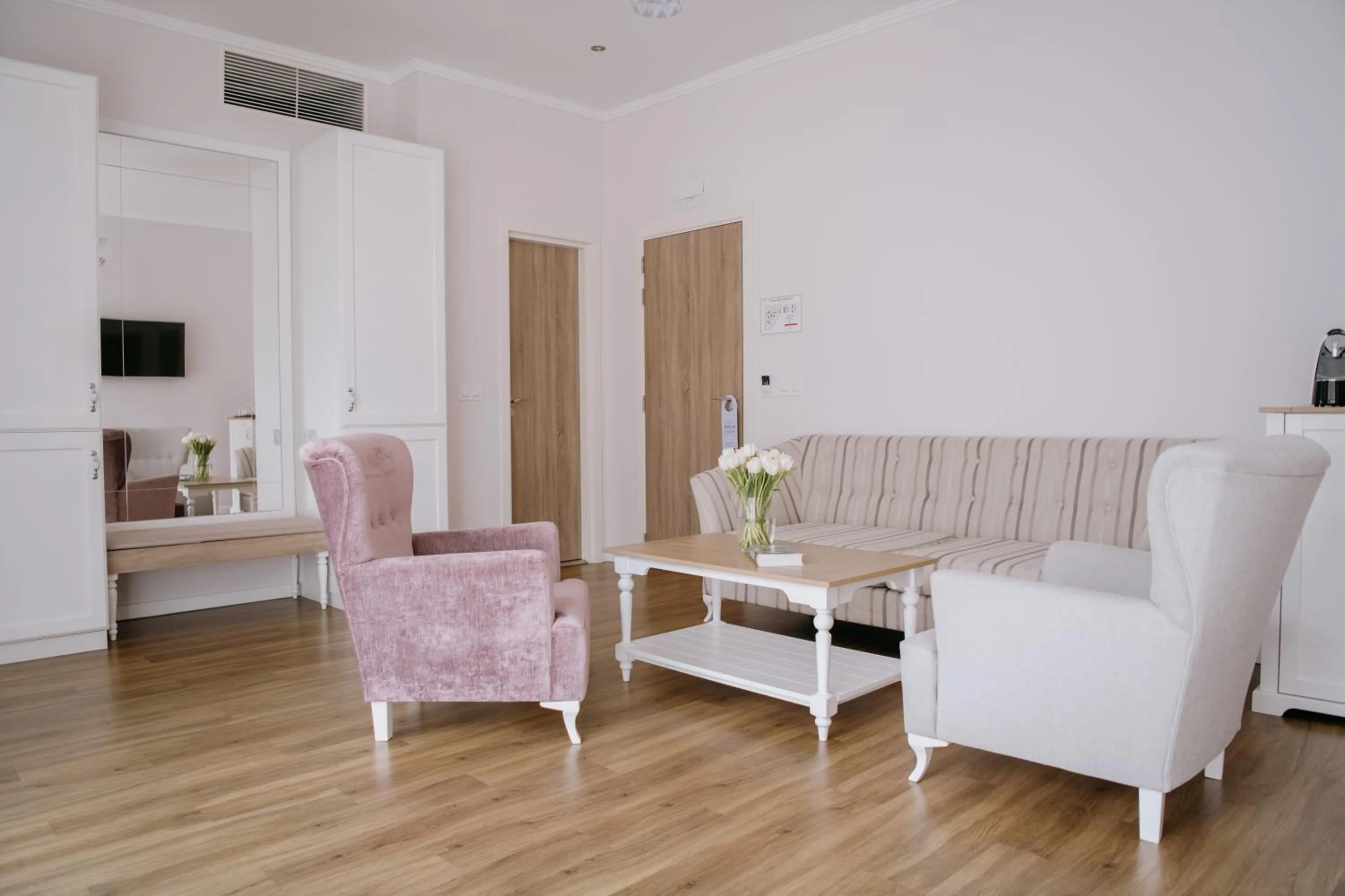 Seating area in Impresamente Art Hotel