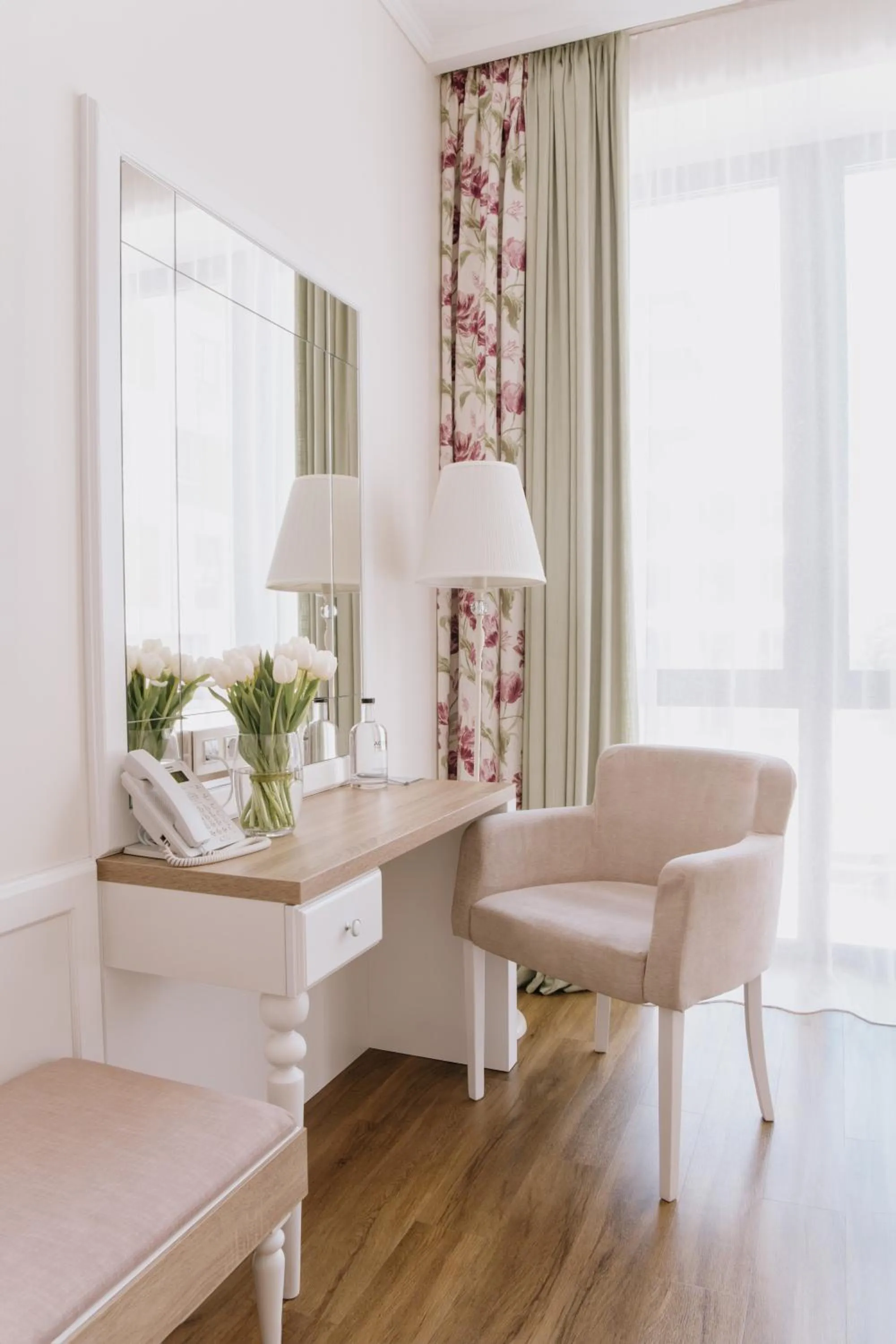 Seating area in Impresamente Art Hotel