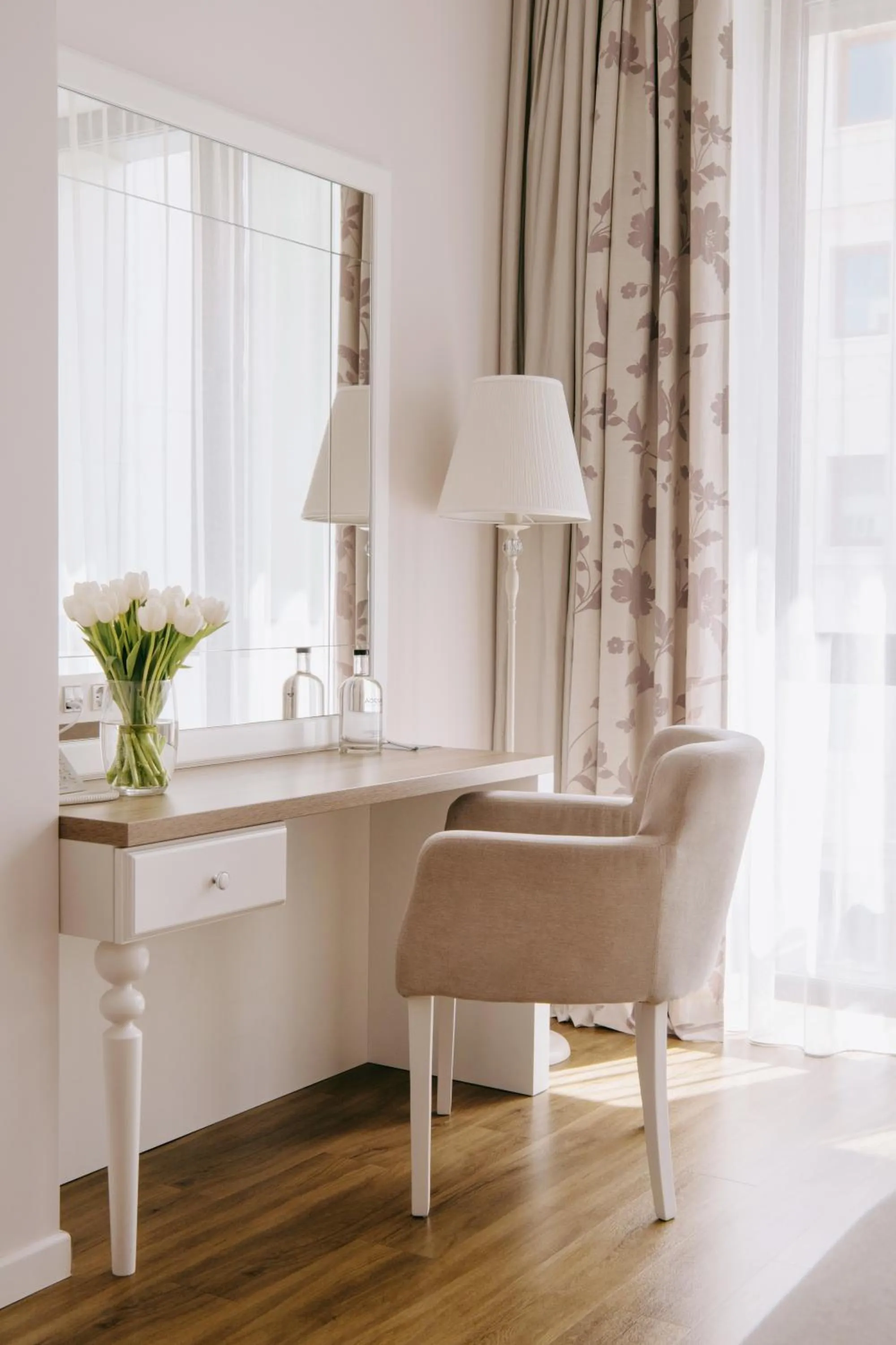 Seating area in Impresamente Art Hotel