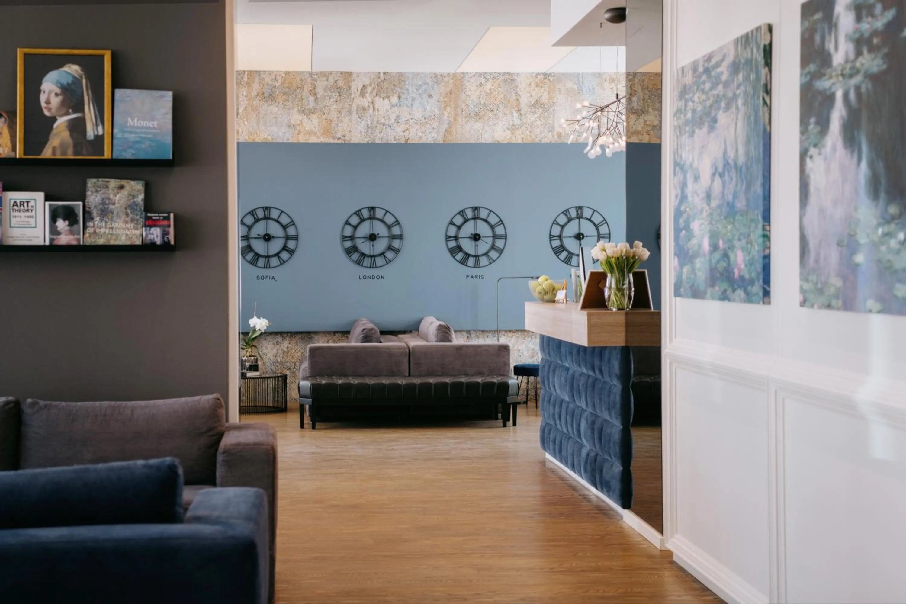 Seating area in Impresamente Art Hotel